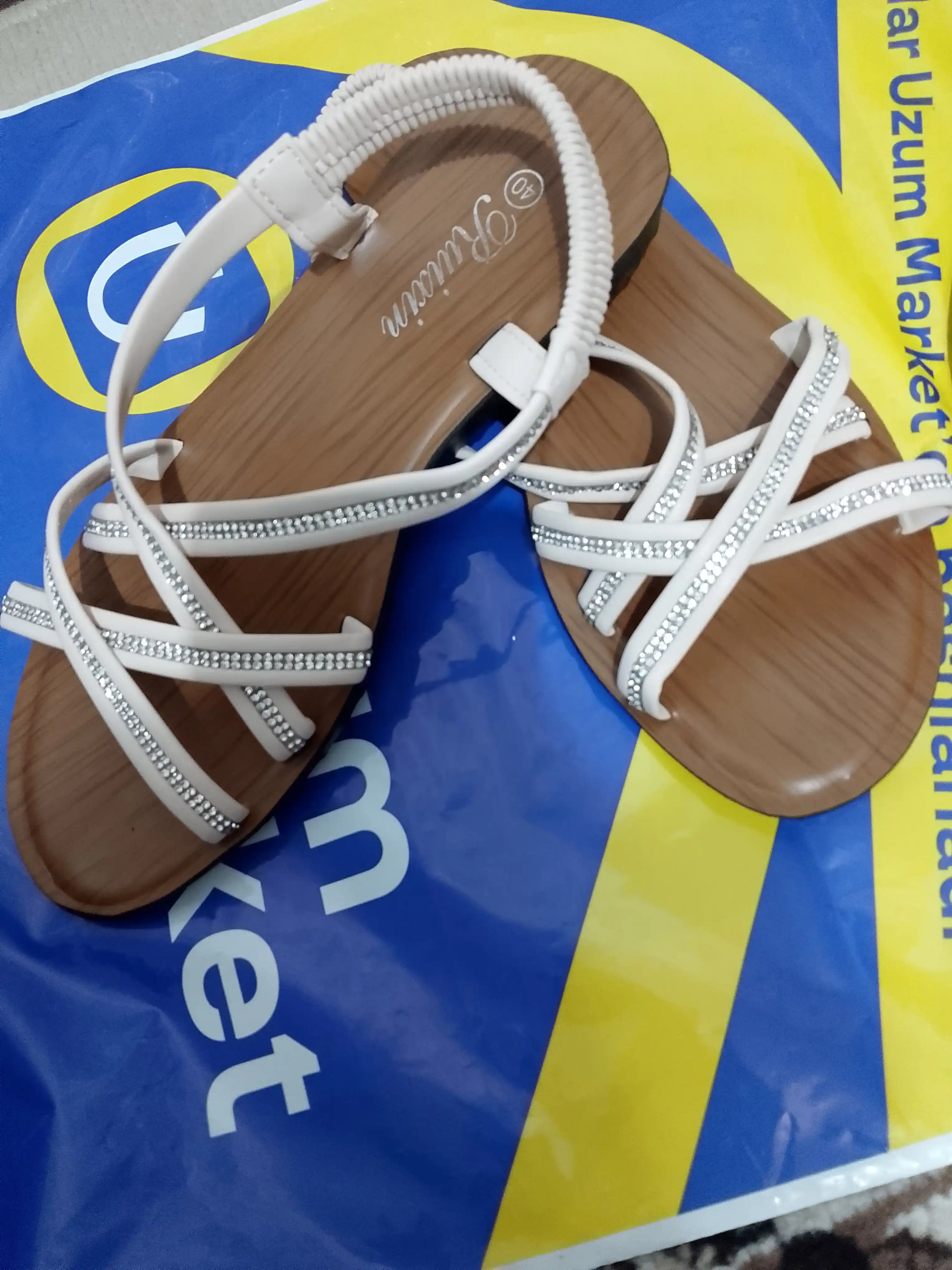 Ayollar shippagi, yozgi, oltin bezakli qulay sandallar, ochiq