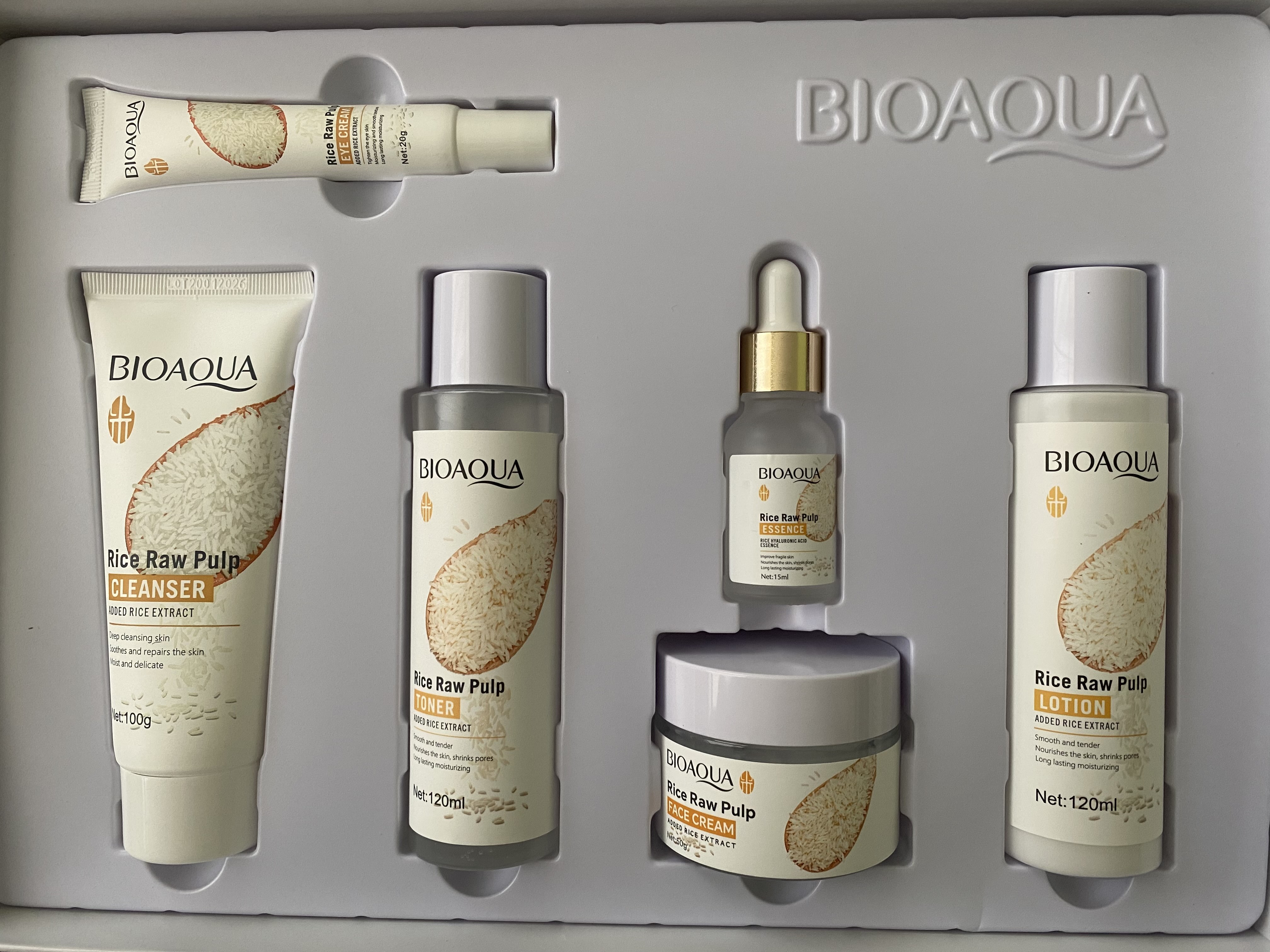Yoshartiruvchi kosmetika sovg‘a to‘plami Bioaqua: guruch ekstrakti bilan аtirgul ekstrakti
