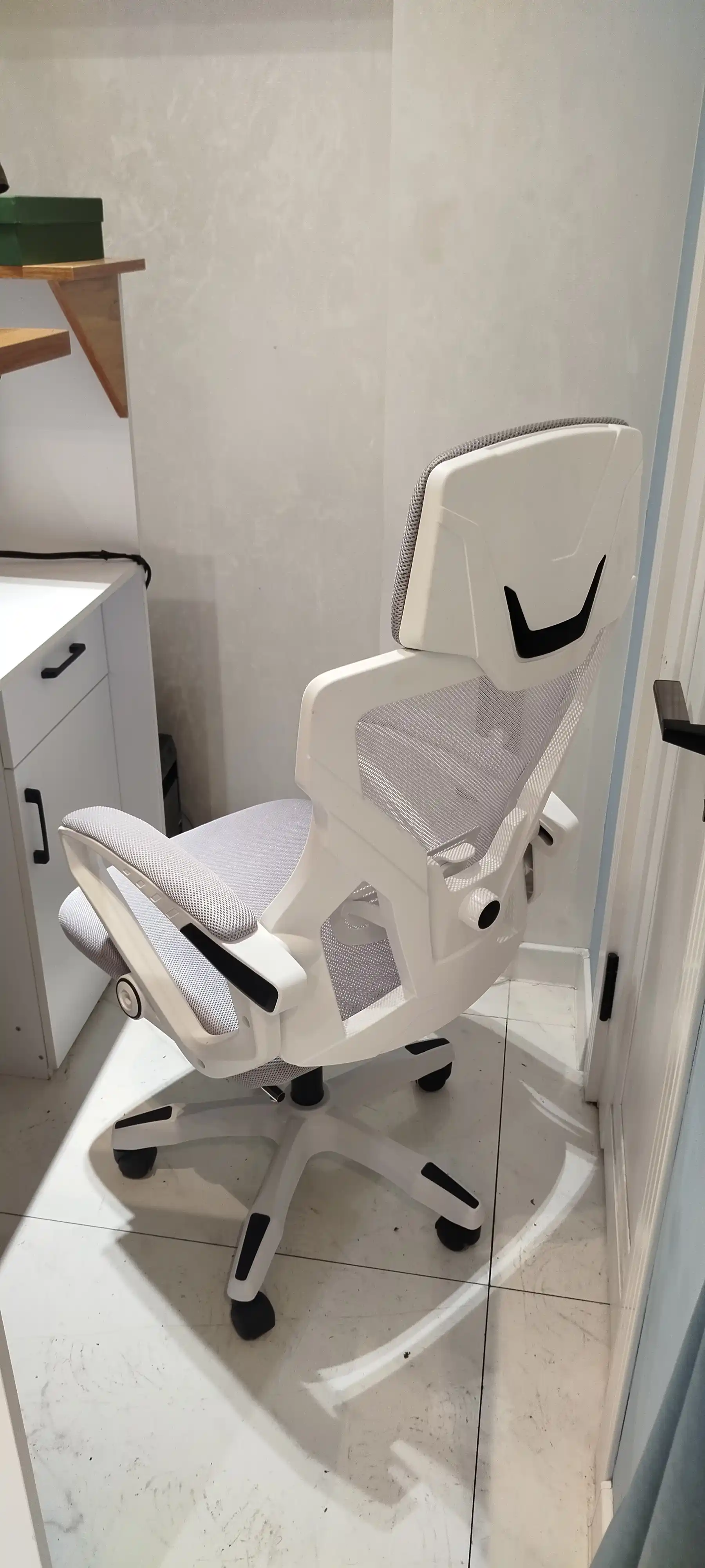 Ofis kreslosi, ergonomik,sozlanuvchan bosh suyanchig'i va bel suyanchig'i