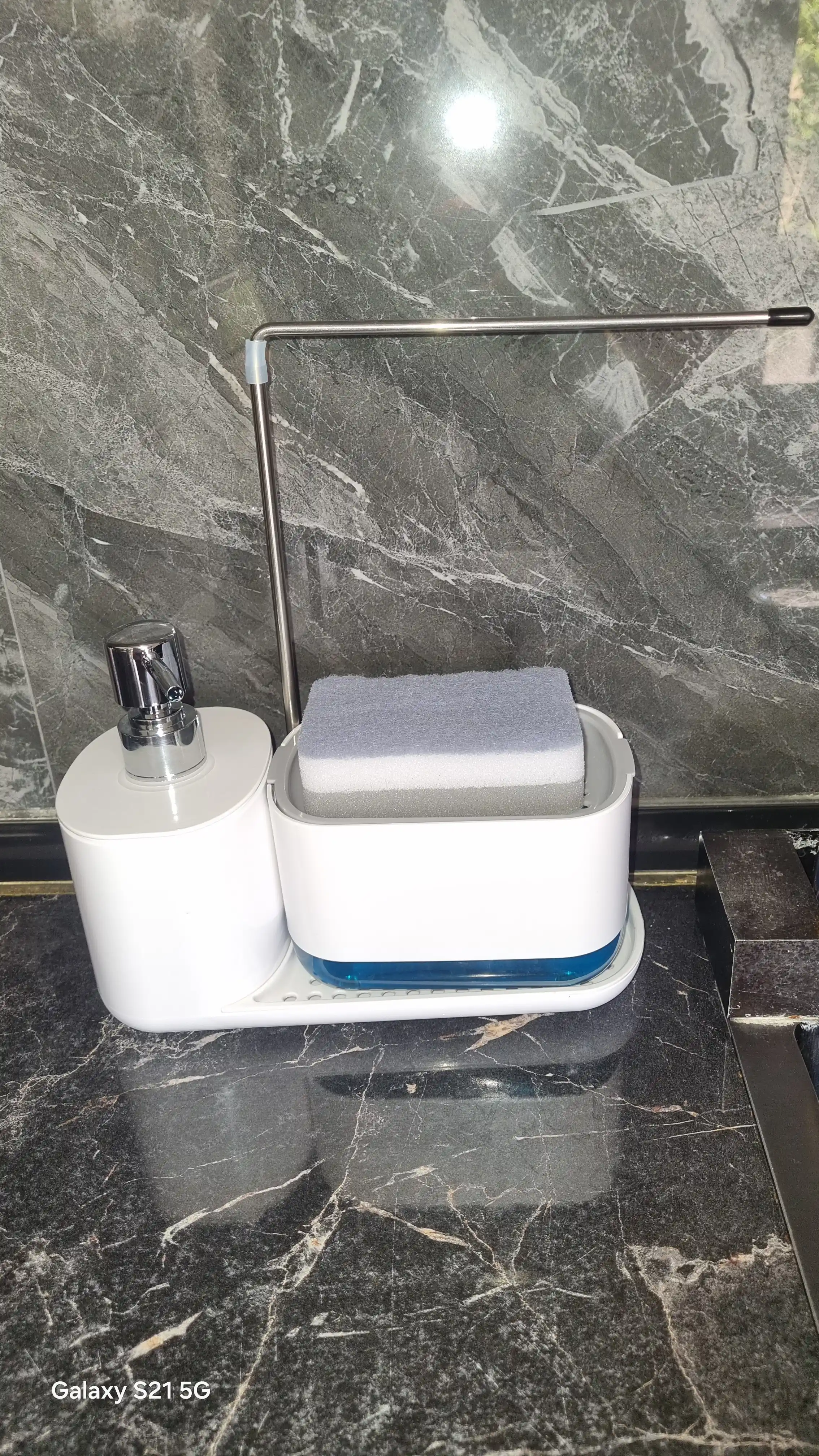 Idish yuvish vositasi uchun gubkali oshxona dispenser-organayzeri, ko‘p funksiyali dozator