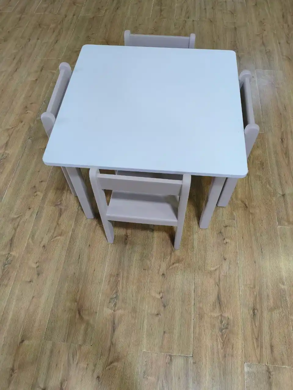 AIKO Malish bolalar mebellari to‘plami, stol va 4 ta stul, tabiiy yog‘ochdan, gipoallergen