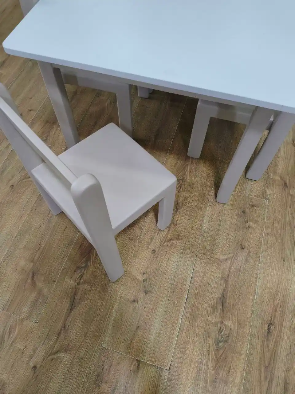 AIKO Malish bolalar mebellari to‘plami, stol va 4 ta stul, tabiiy yog‘ochdan, gipoallergen