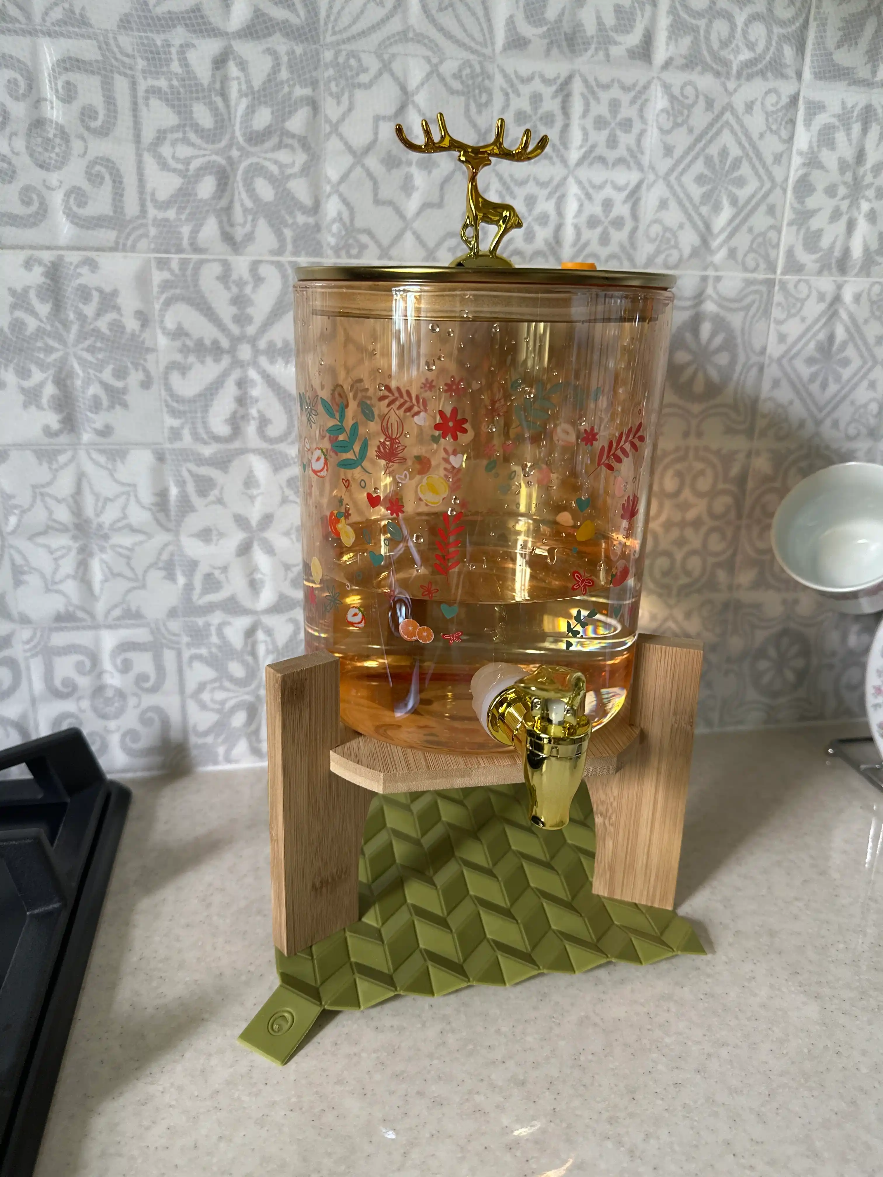 Limonad ichimligi uchun grafinlar va qopqoqli shisha idishlar