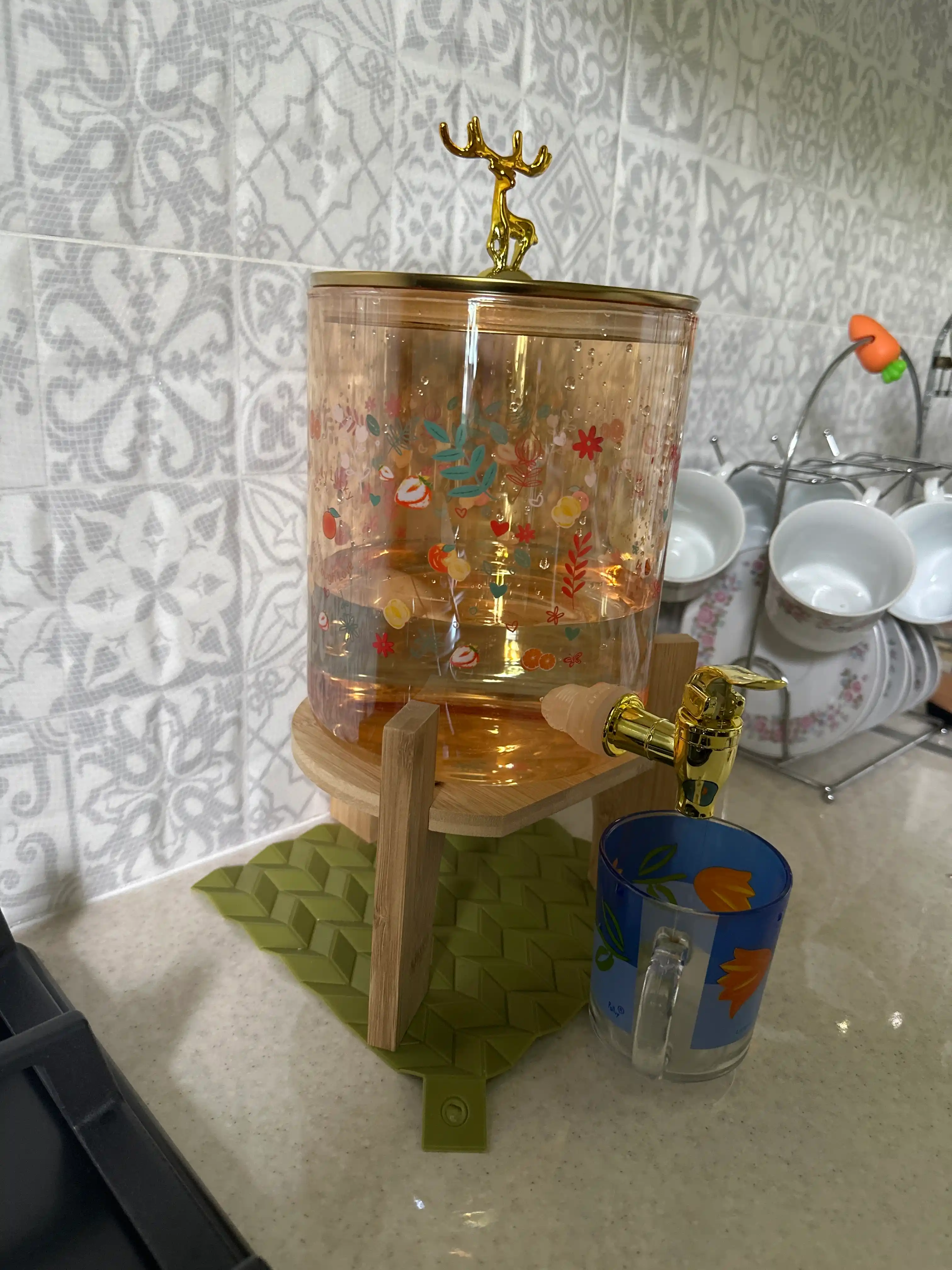 Limonad ichimligi uchun grafinlar va qopqoqli shisha idishlar