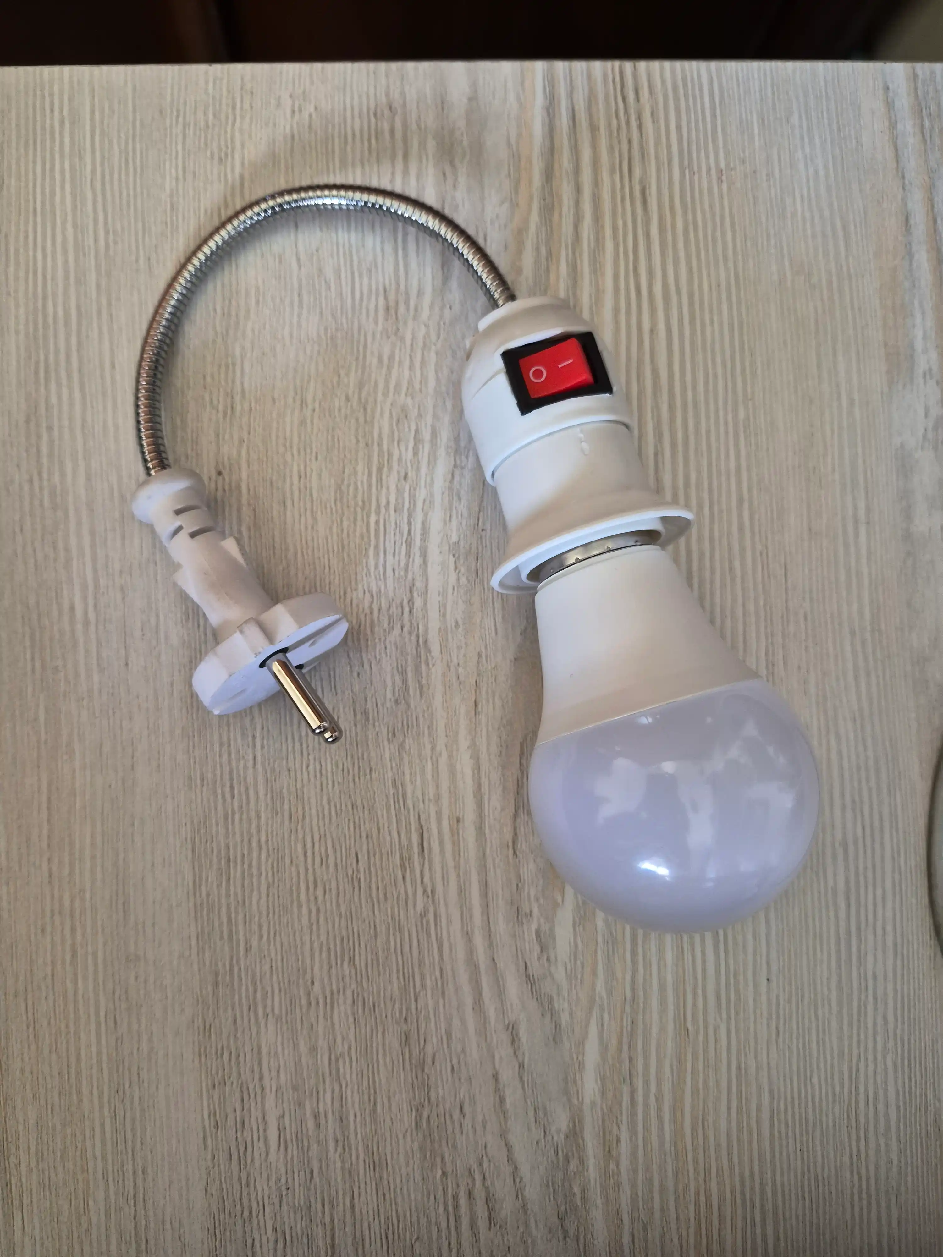 200 mm li kalitli egiluvchan metall E27 vilka-patron o‘tkazgichi, oq