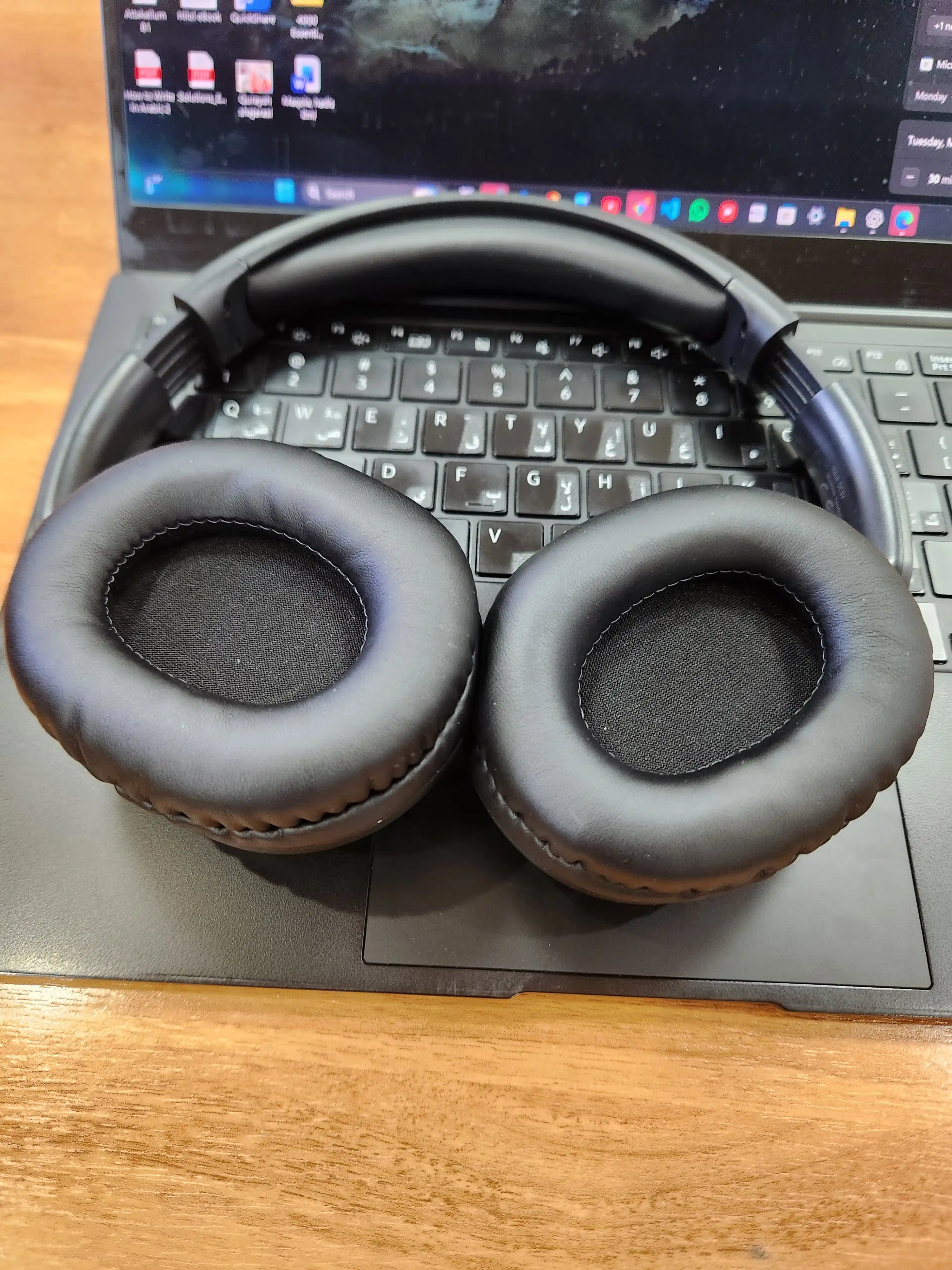 Simsiz quloqchinlar mikrofon bilan, katta to'liq o'lchamli naushniklar, Bluetooth