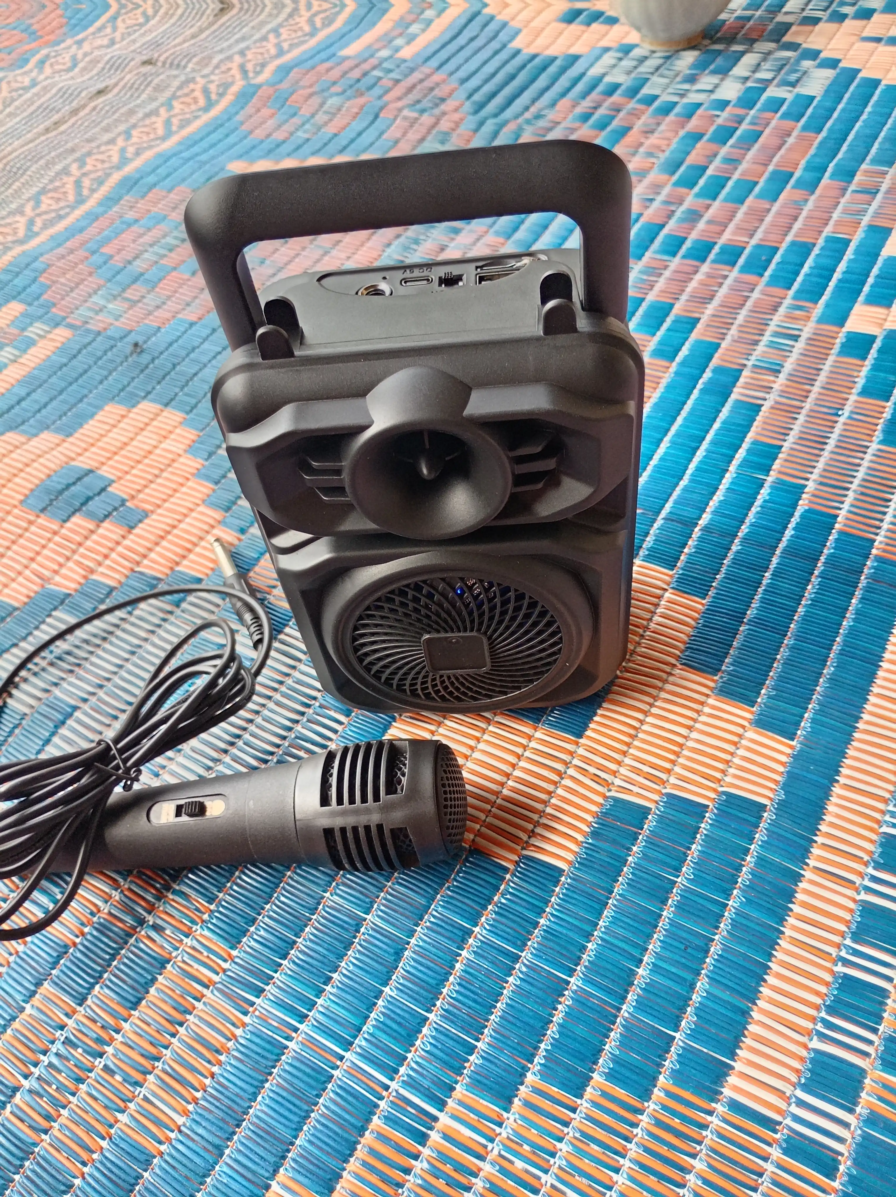 Simsiz katta karnay, karaoke musiqasi, mikrofon, pult va RGB yoritgich