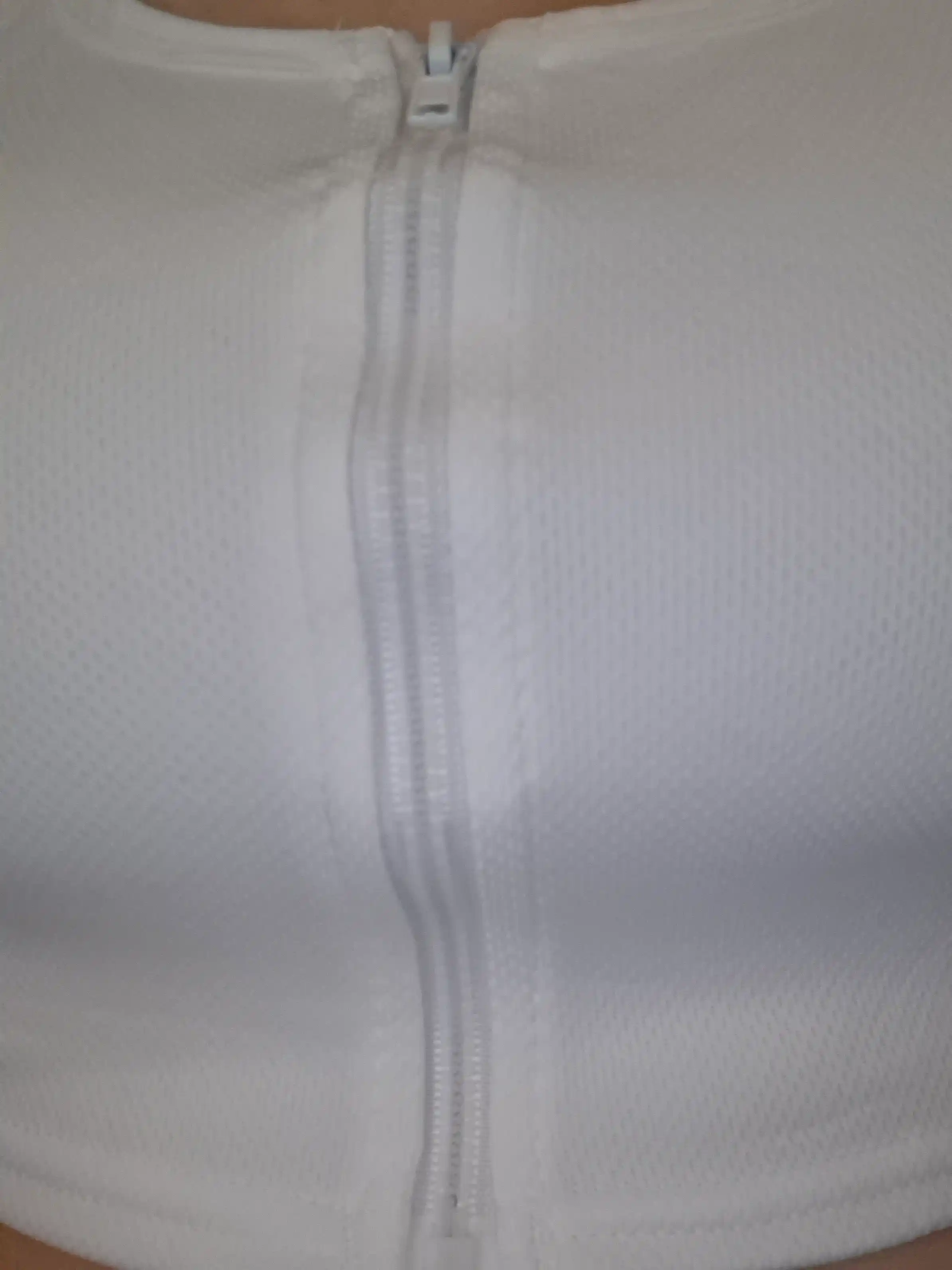 Ayollar uchun fermuarli sport top – ko‘krakni tekislovchi