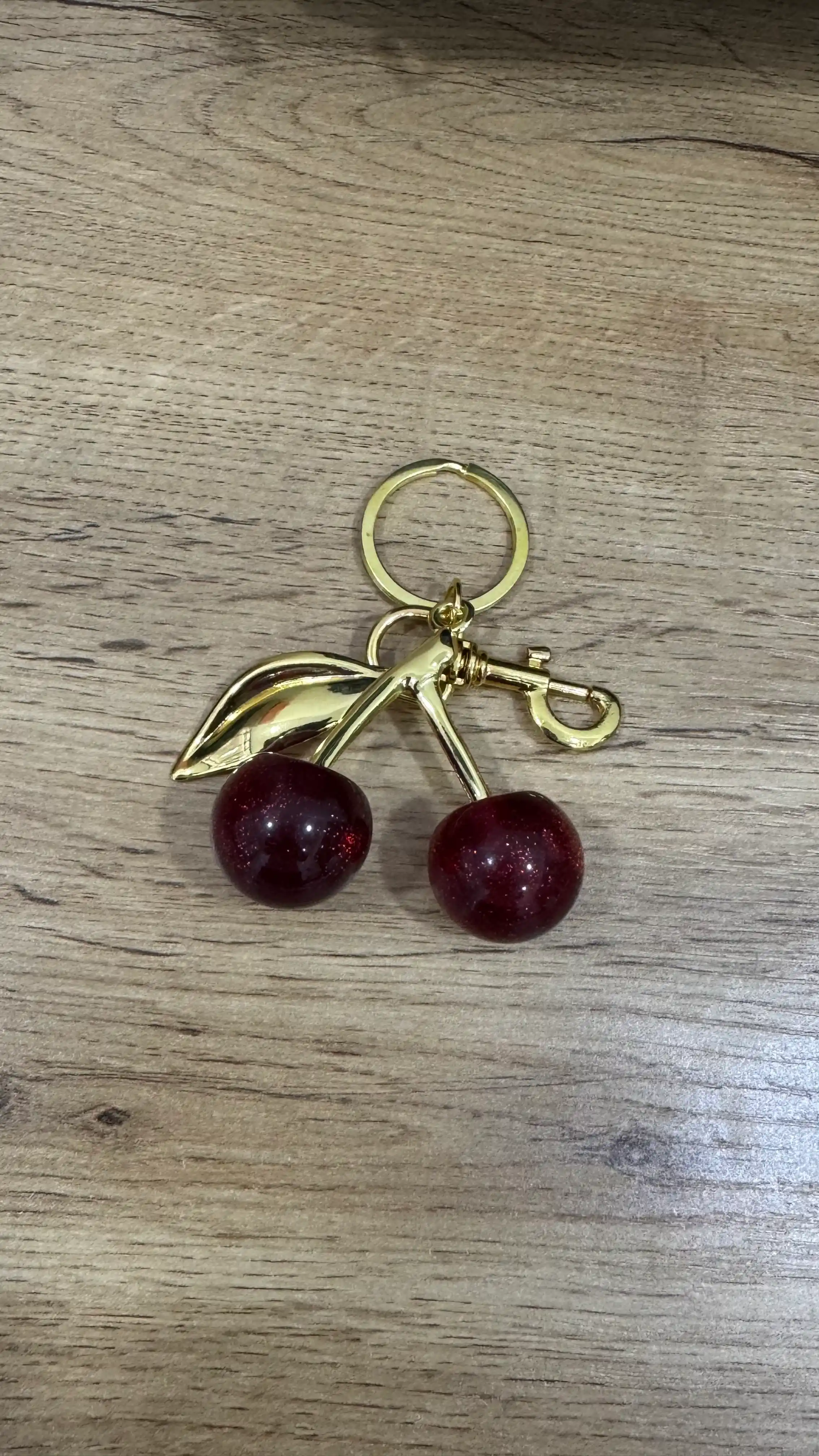 Женский аксессуар для сумки с вишней