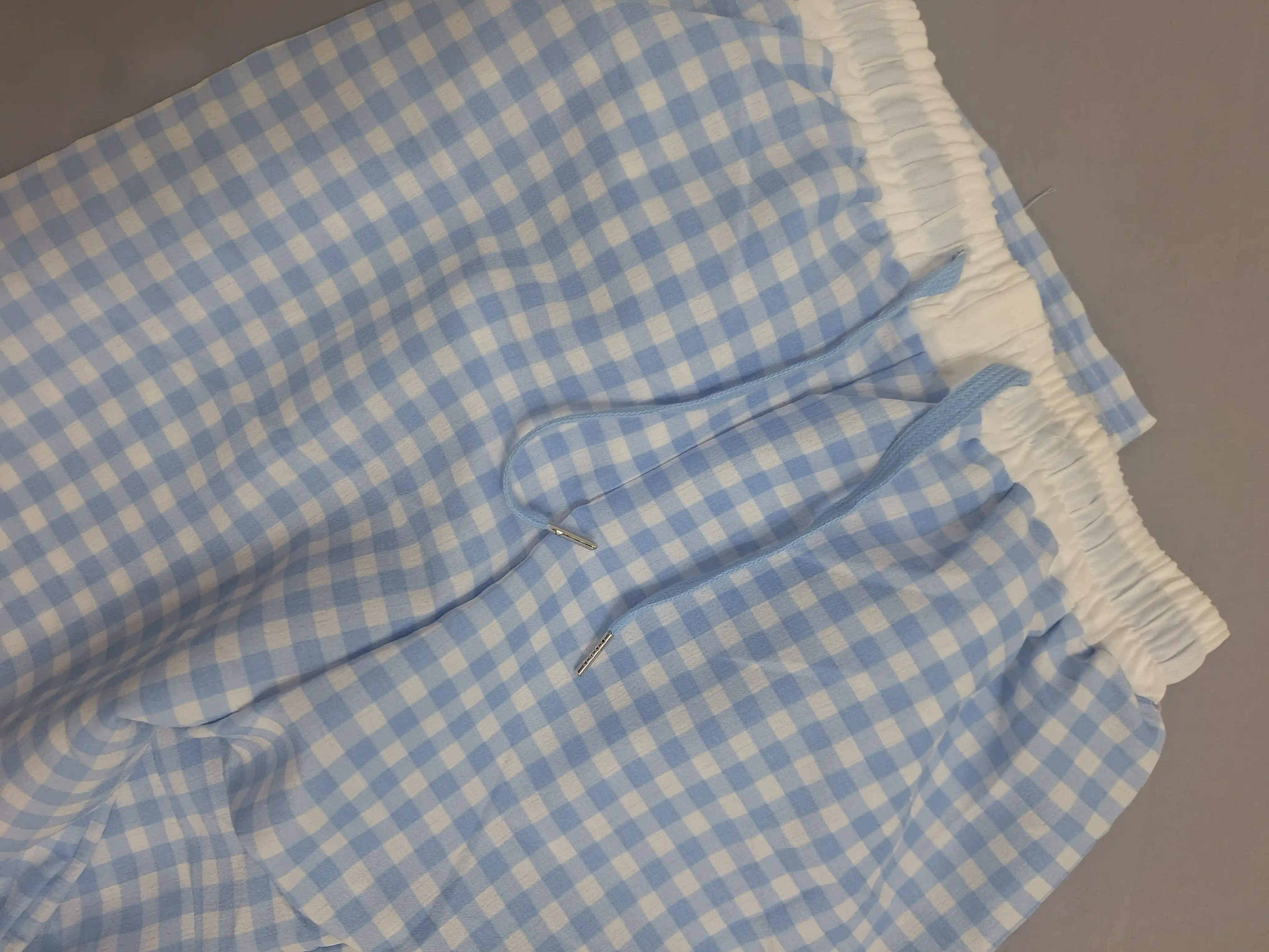 Elastik belbog'li va tortma ipli ayollar yozgi plaid shimlari