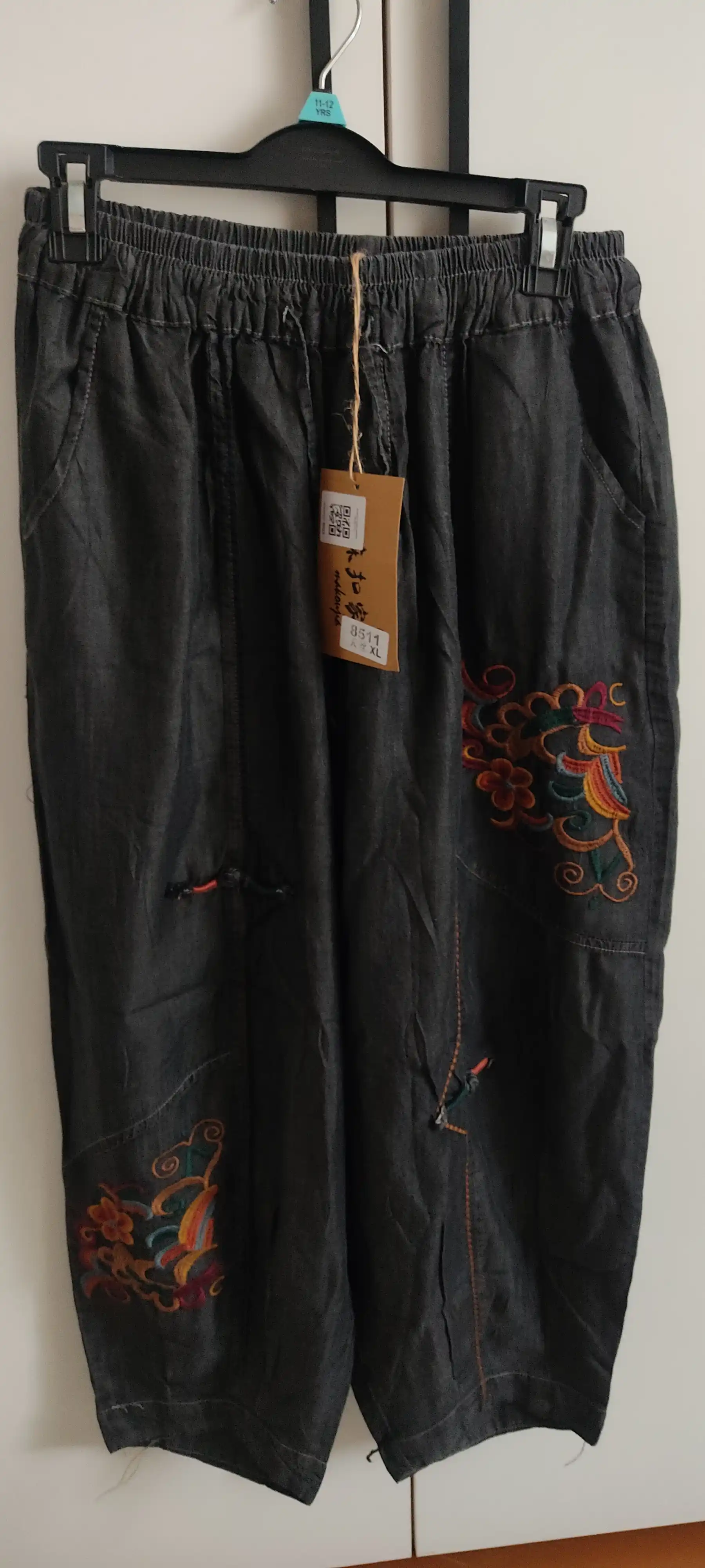 Ayollar uchun keng baggy jinsi shimlar, dekorativ patch va print bilan, streetwear uslub