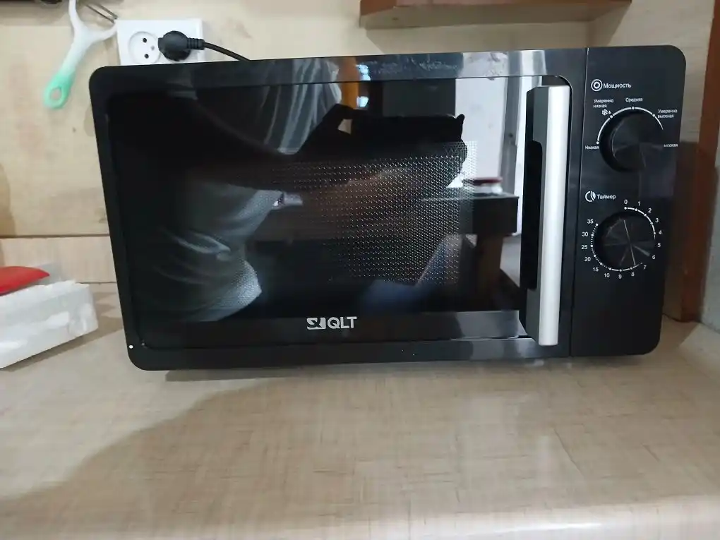 Mikroto'lqinli pech QLT MWS-2099-BL