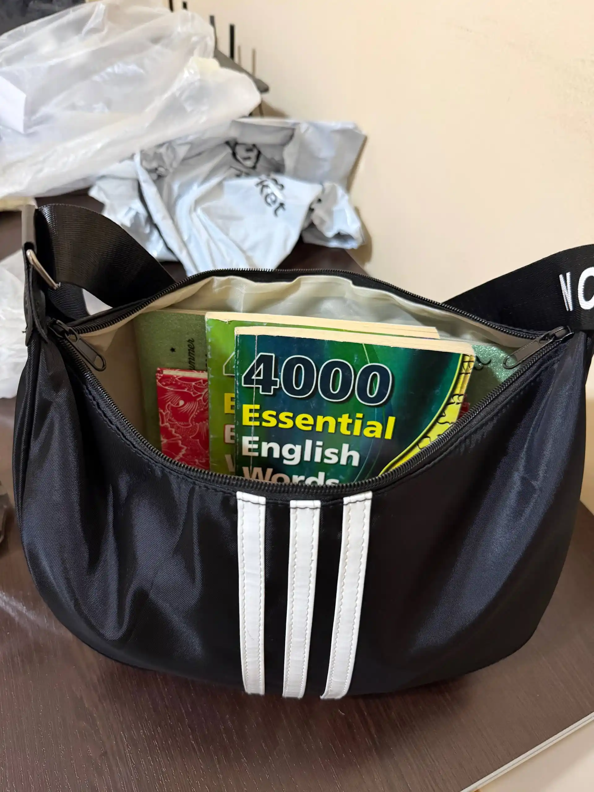 Yelkaga osiladigan sport sumkasi, keng tasmali