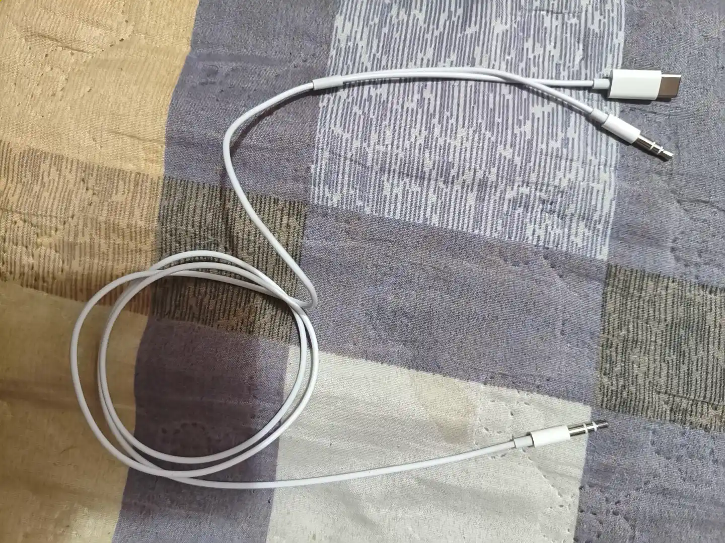 Переходник AUX to Lightning для наушников iPhone/3.5 мм mini jack