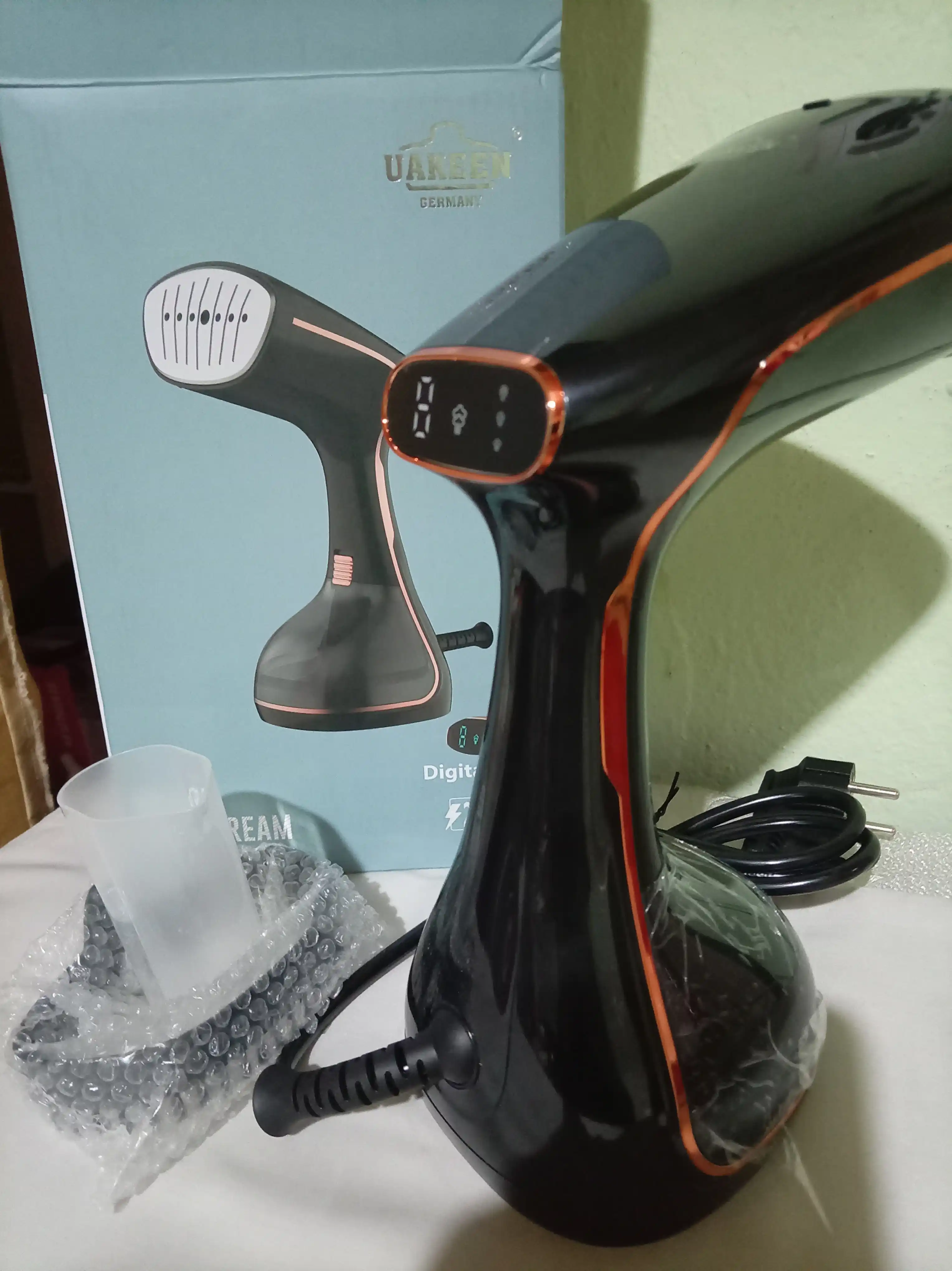 Uakeen Germany Paroxod 2000 W – 360 ml rezervuar, tez va qulay bug‘li dazmol
