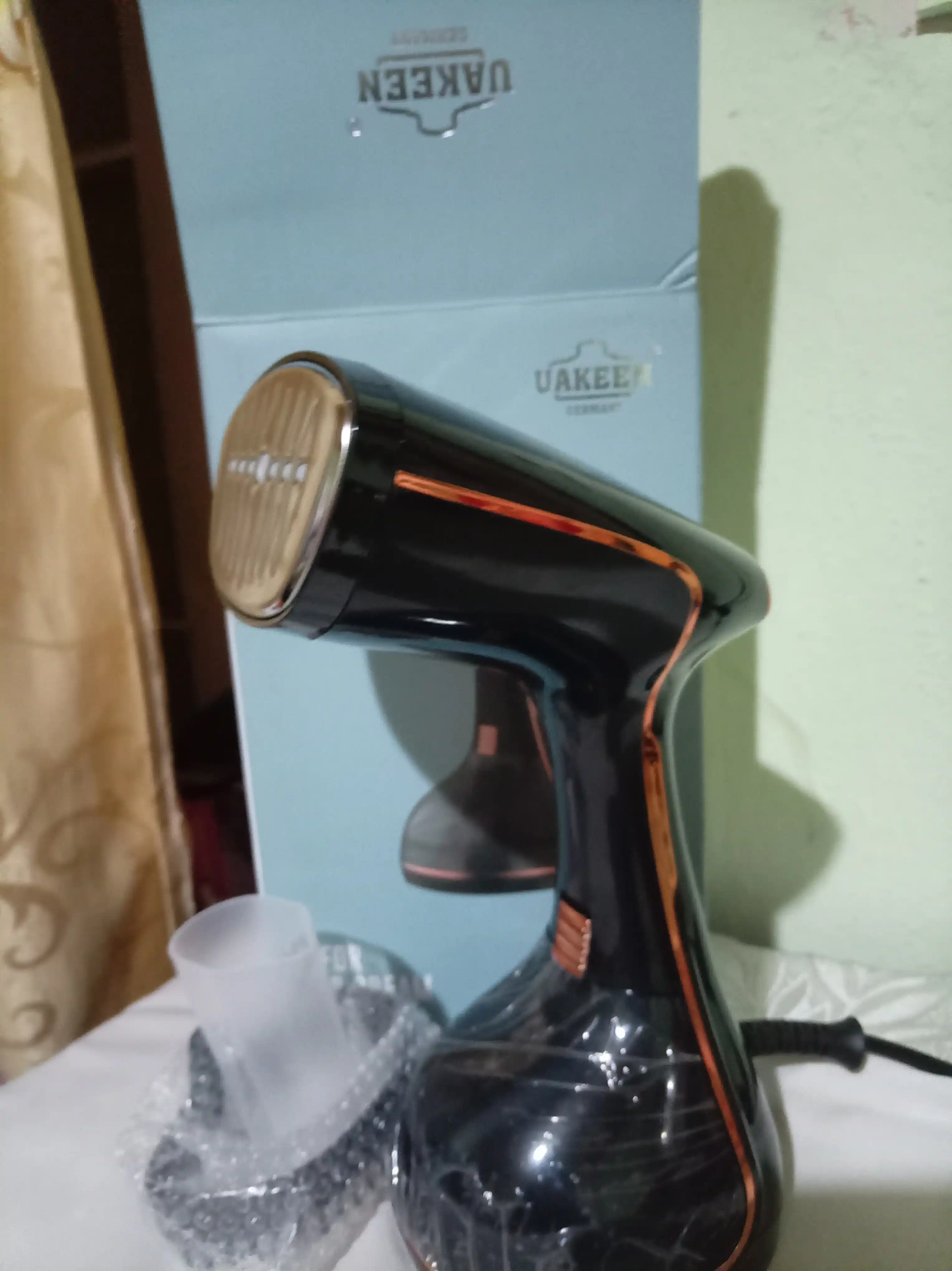 Uakeen Germany Paroxod 2000 W – 360 ml rezervuar, tez va qulay bug‘li dazmol