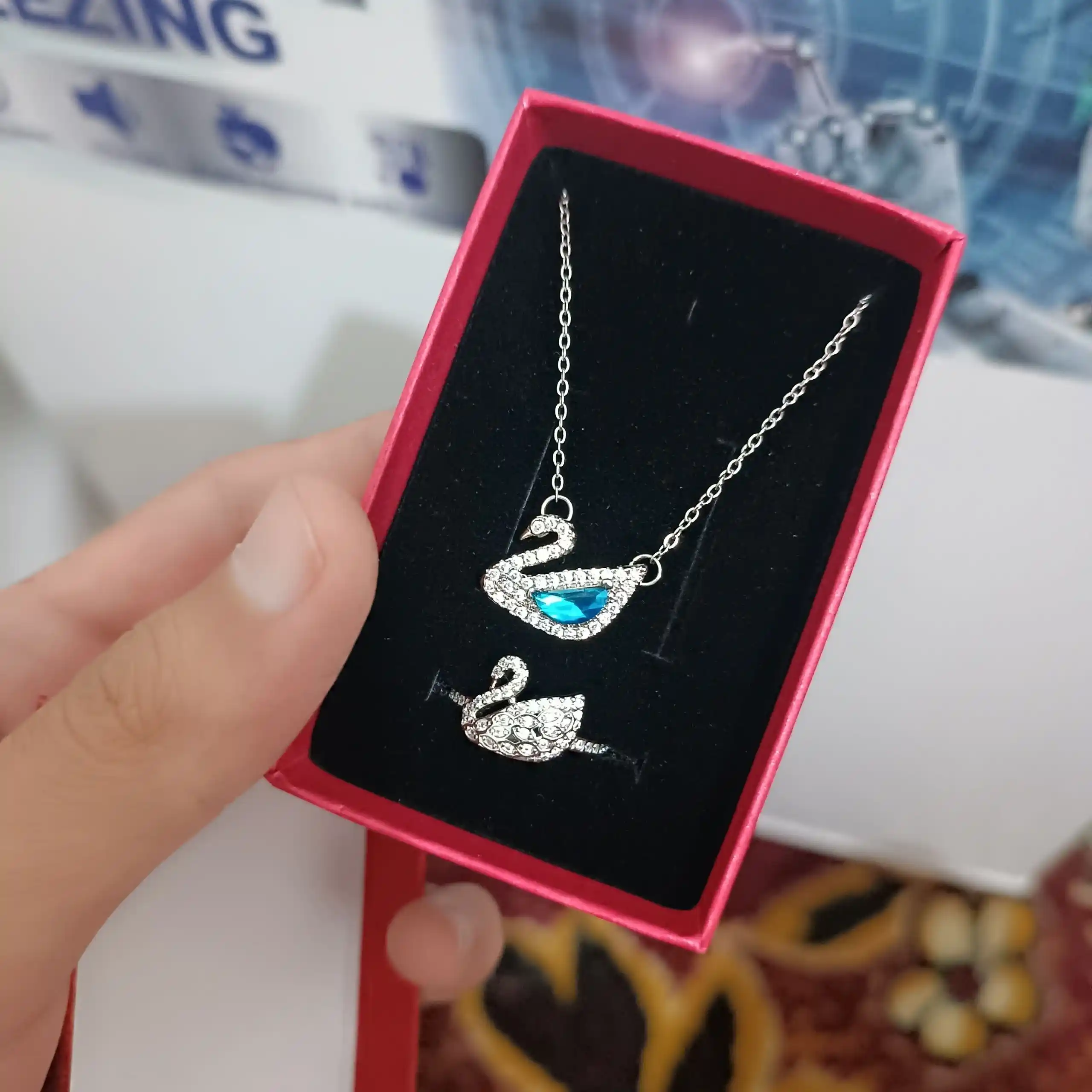 Ayollar va qizlar uchun sovg‘a qutisi bilan Swarovski sovg‘a to‘plami