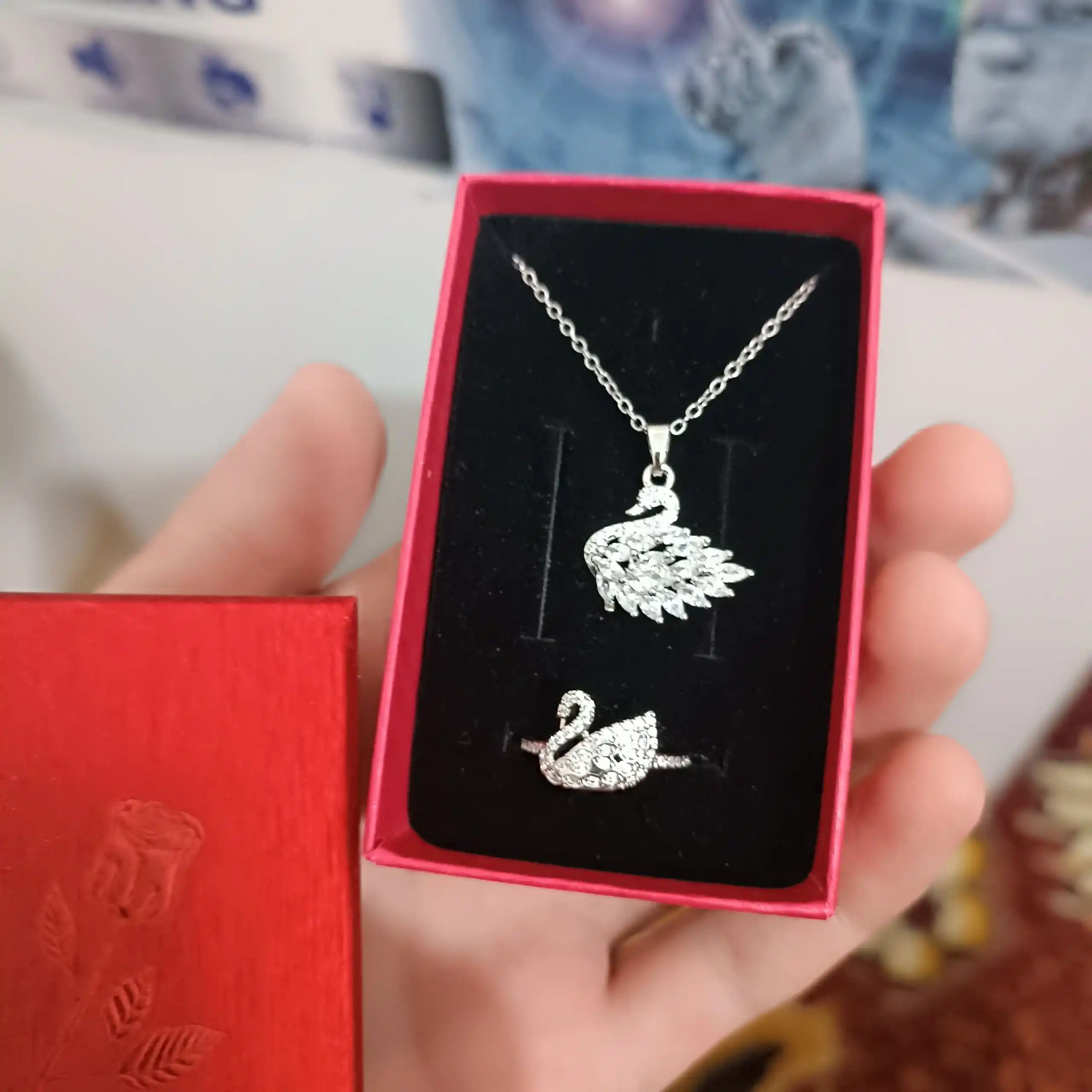Ayollar va qizlar uchun sovg‘a qutisi bilan Swarovski sovg‘a to‘plami