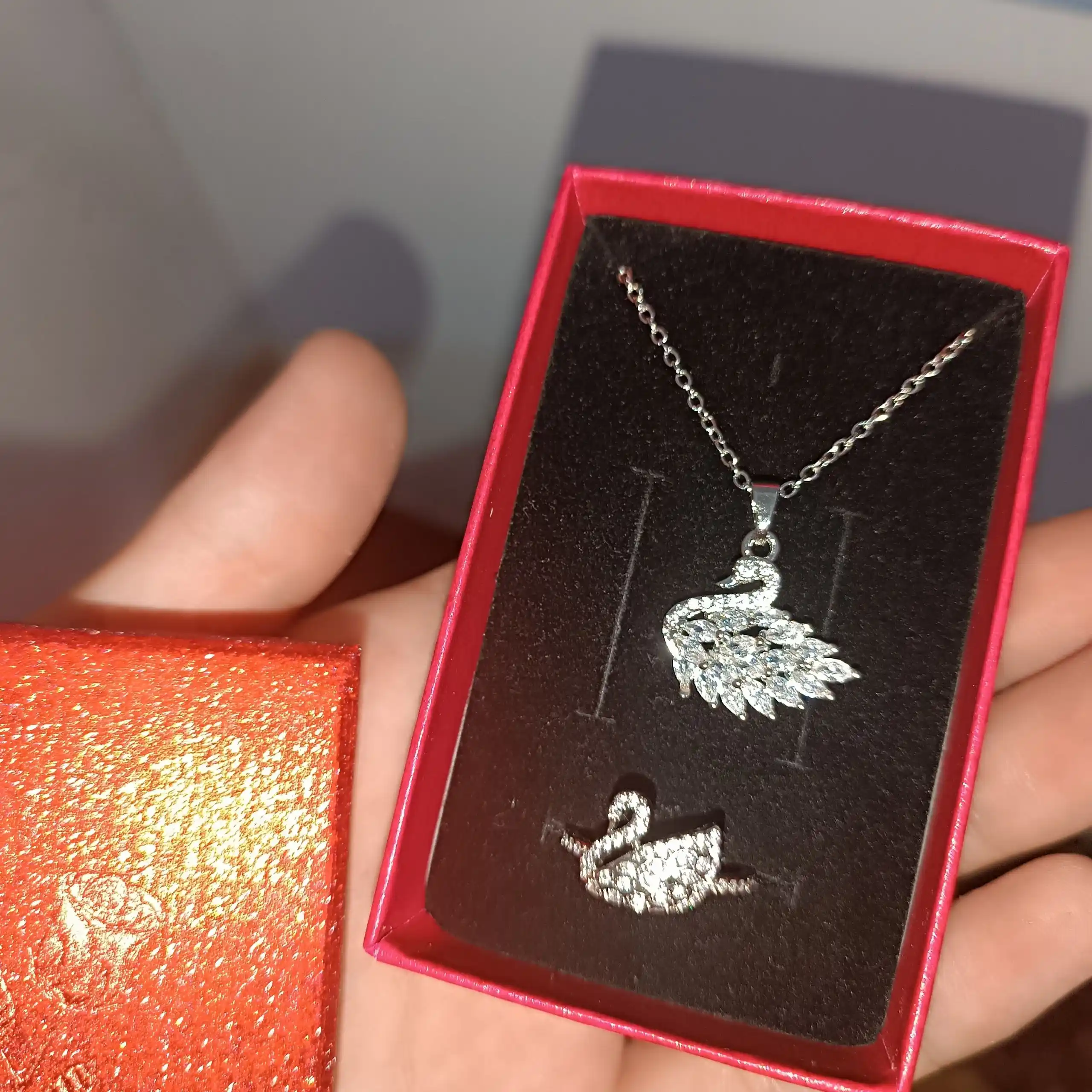 Ayollar va qizlar uchun sovg‘a qutisi bilan Swarovski sovg‘a to‘plami