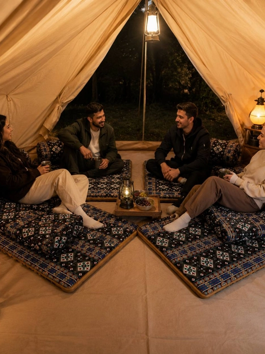 Turizm, piknik va tabiat qo‘ynida dam olish uchun ko'rpacha va yostiqlar jamlanmasi - 