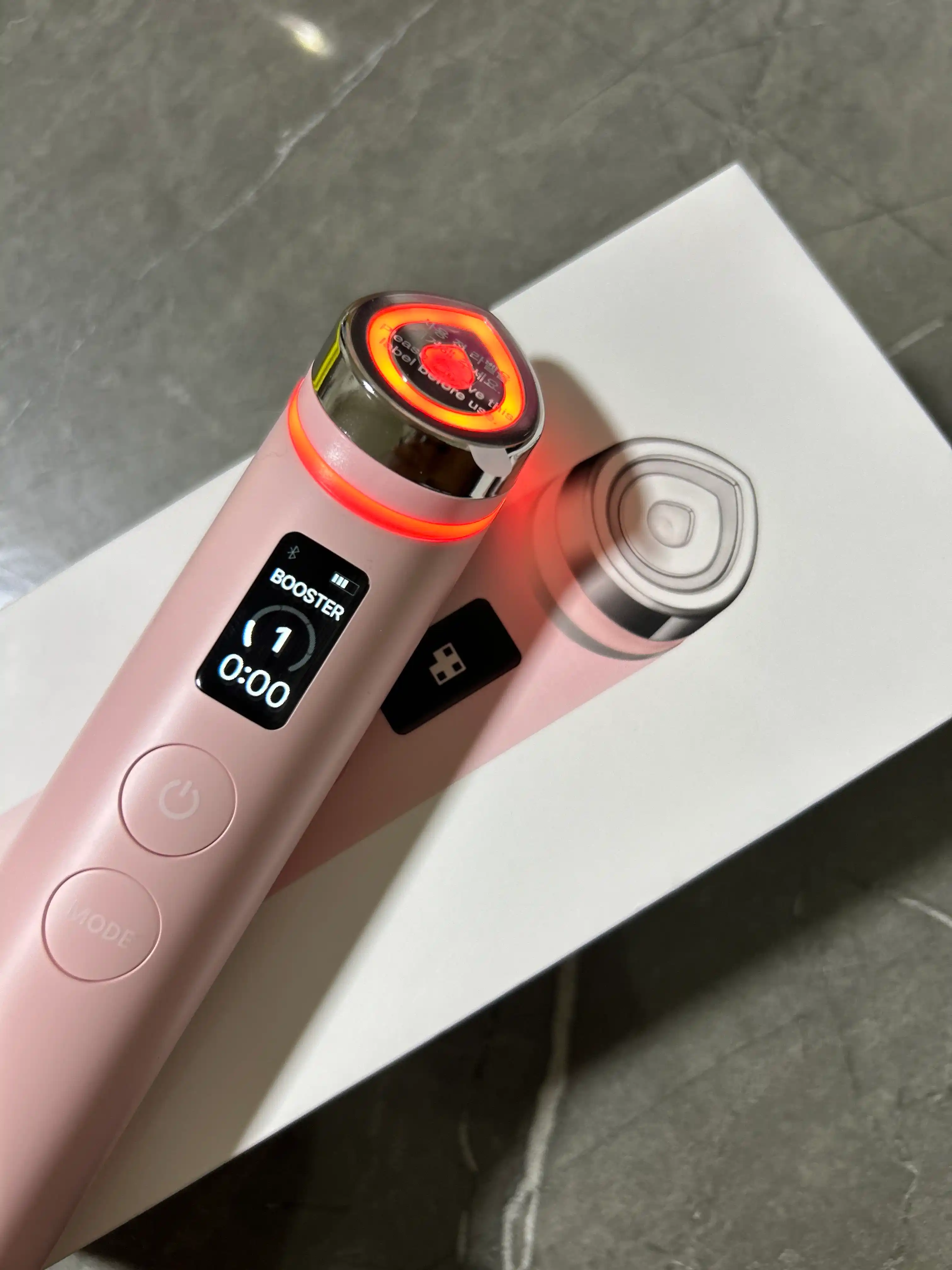 Uy sharoitida professional teri parvarish qurilmasi Medicube Age-R Booster Pro