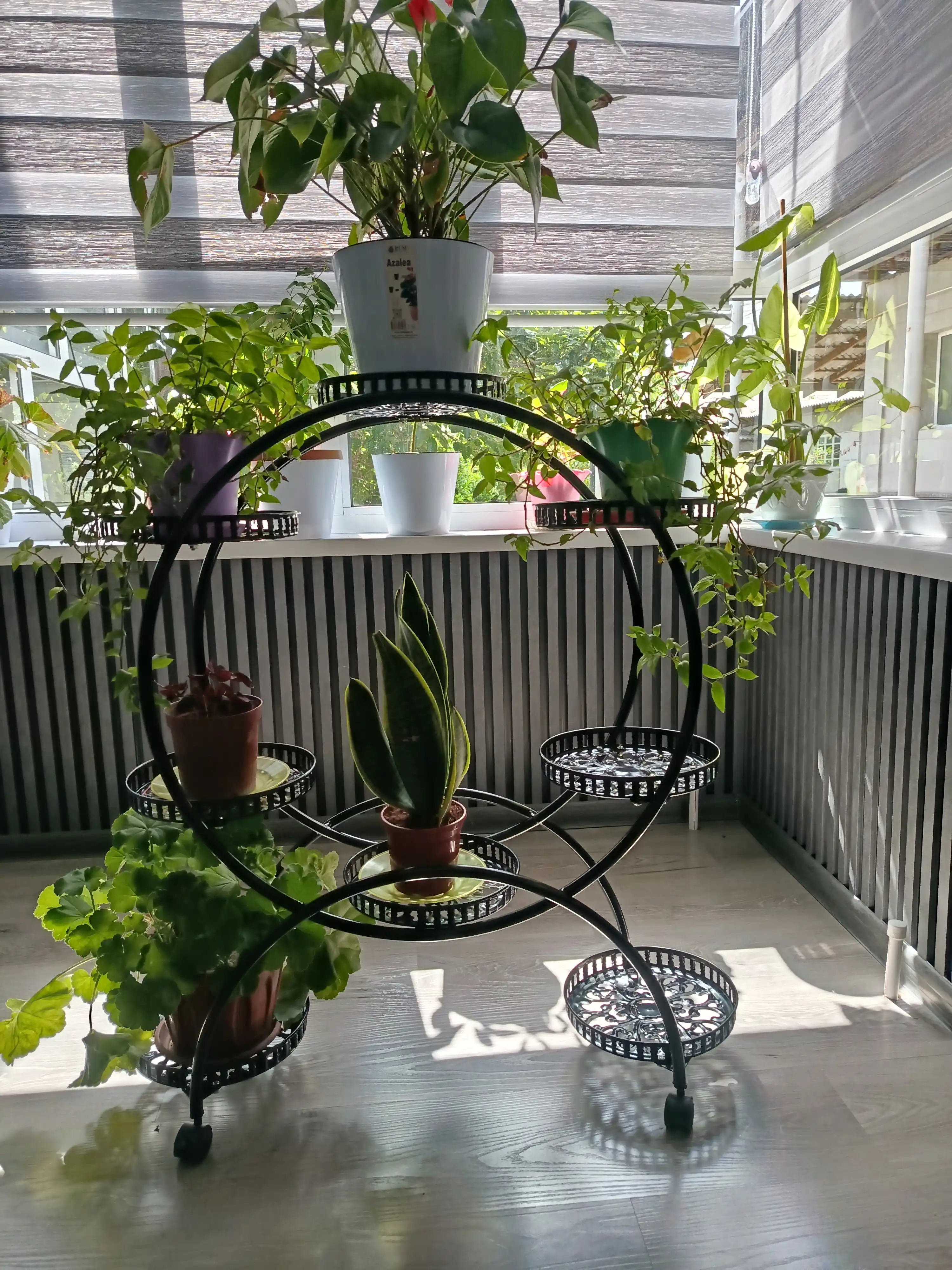 Temirdan yasalgan gul qadagi bog' balkon xona uchun