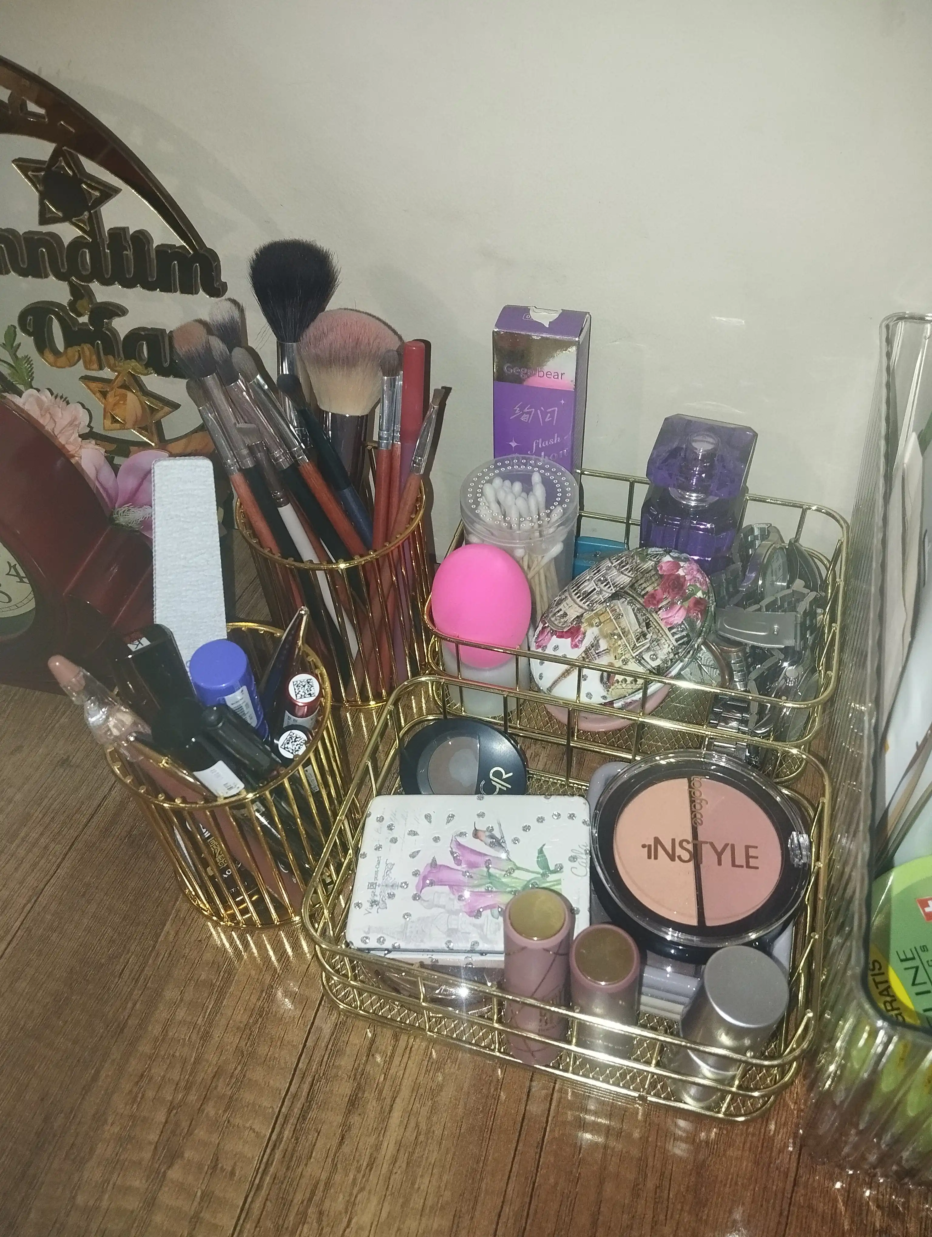 Kosmetik cho‘tkalar uchun stakan-organayzer, stol usti, qalam va kanselyariya buyumi uchun