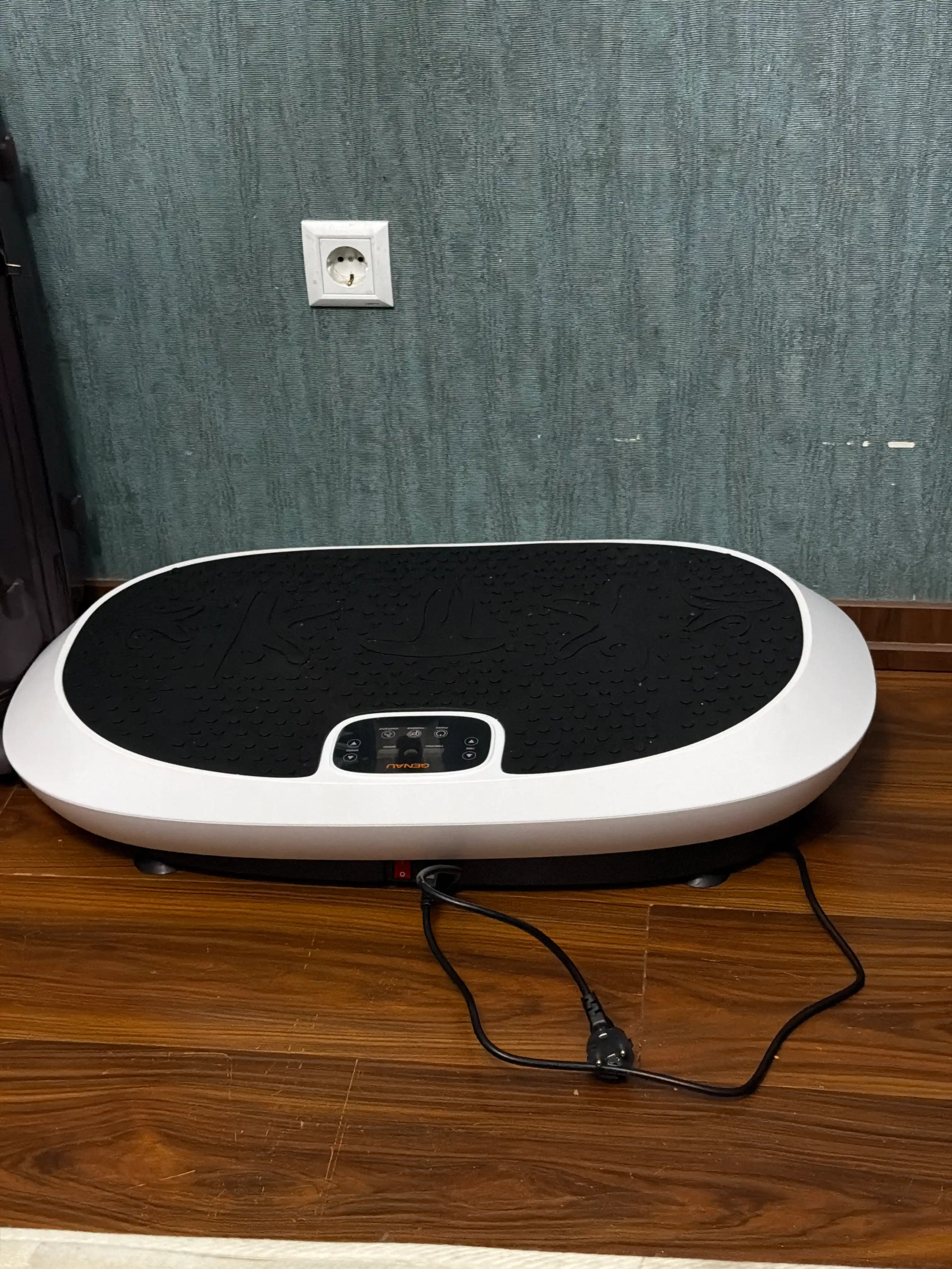 Виброплатформа Genau VibroFit V2 для похудения, с эспандерами, до 150 кг *VP1-02A