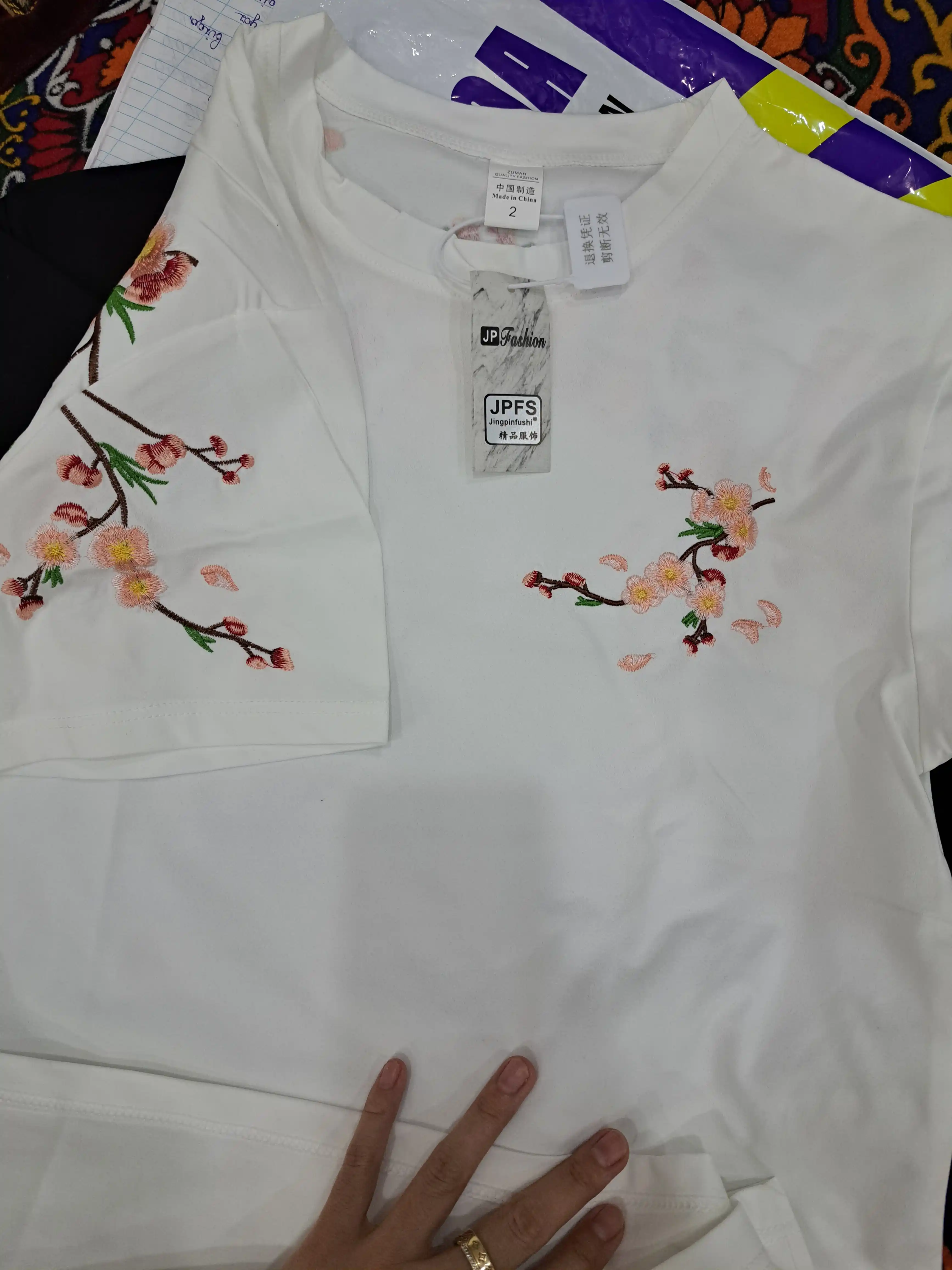 Ayollar uchun sakura uslubidagi toqilgan naqshli fudbolka, 100% sof paxta