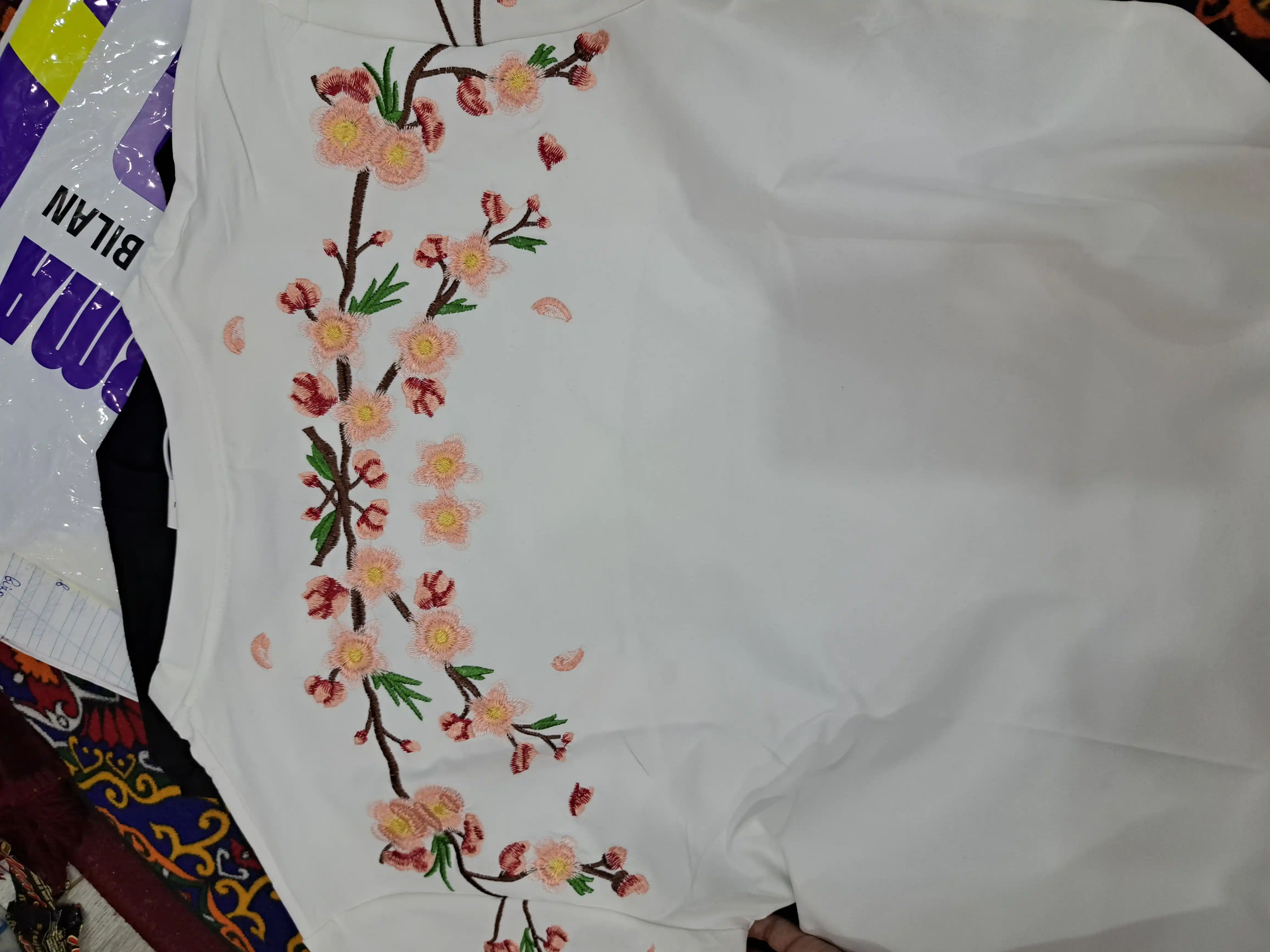 Ayollar uchun sakura uslubidagi toqilgan naqshli fudbolka, 100% sof paxta