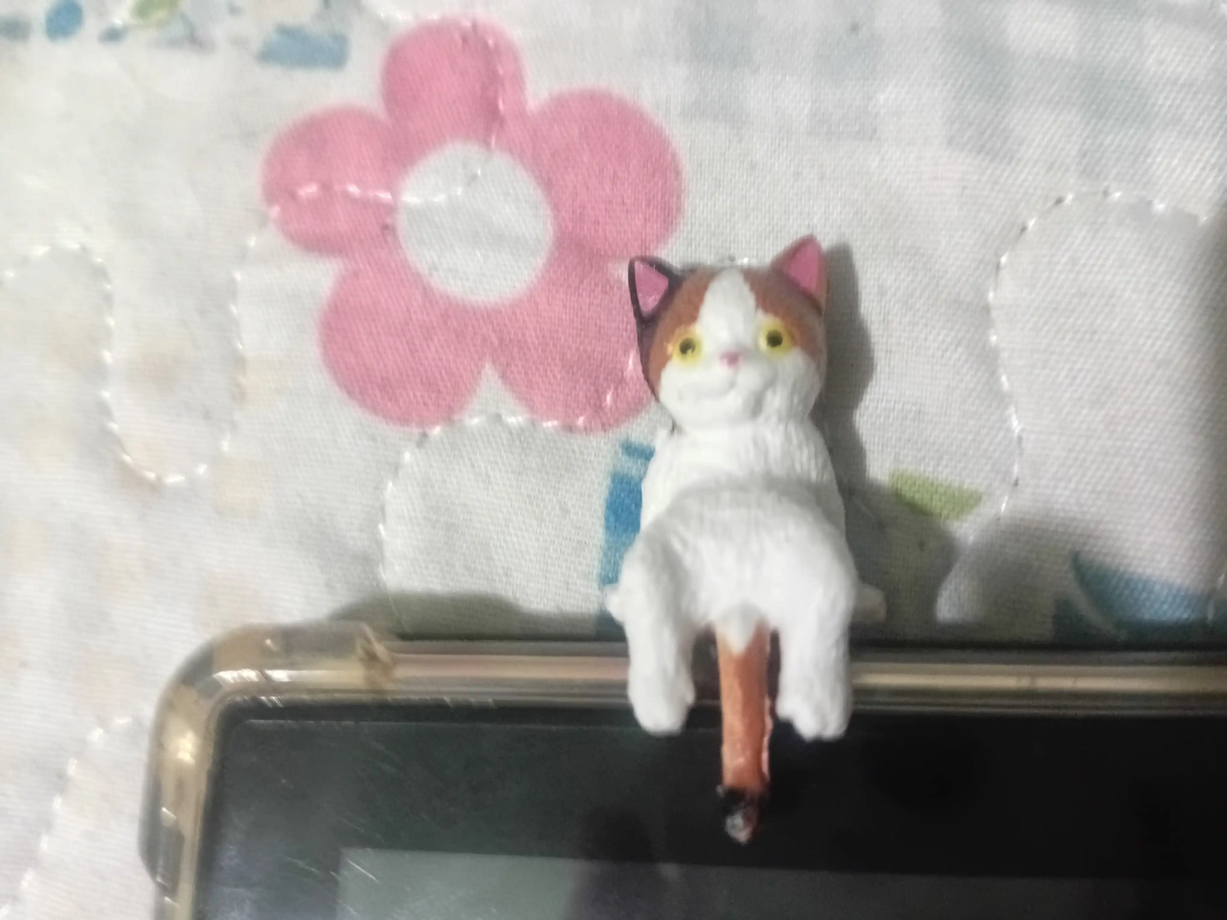 Telefon uchun ilgak Yopishqoq mushukchalar, 1 ta tasodifiy o‘yinchoq