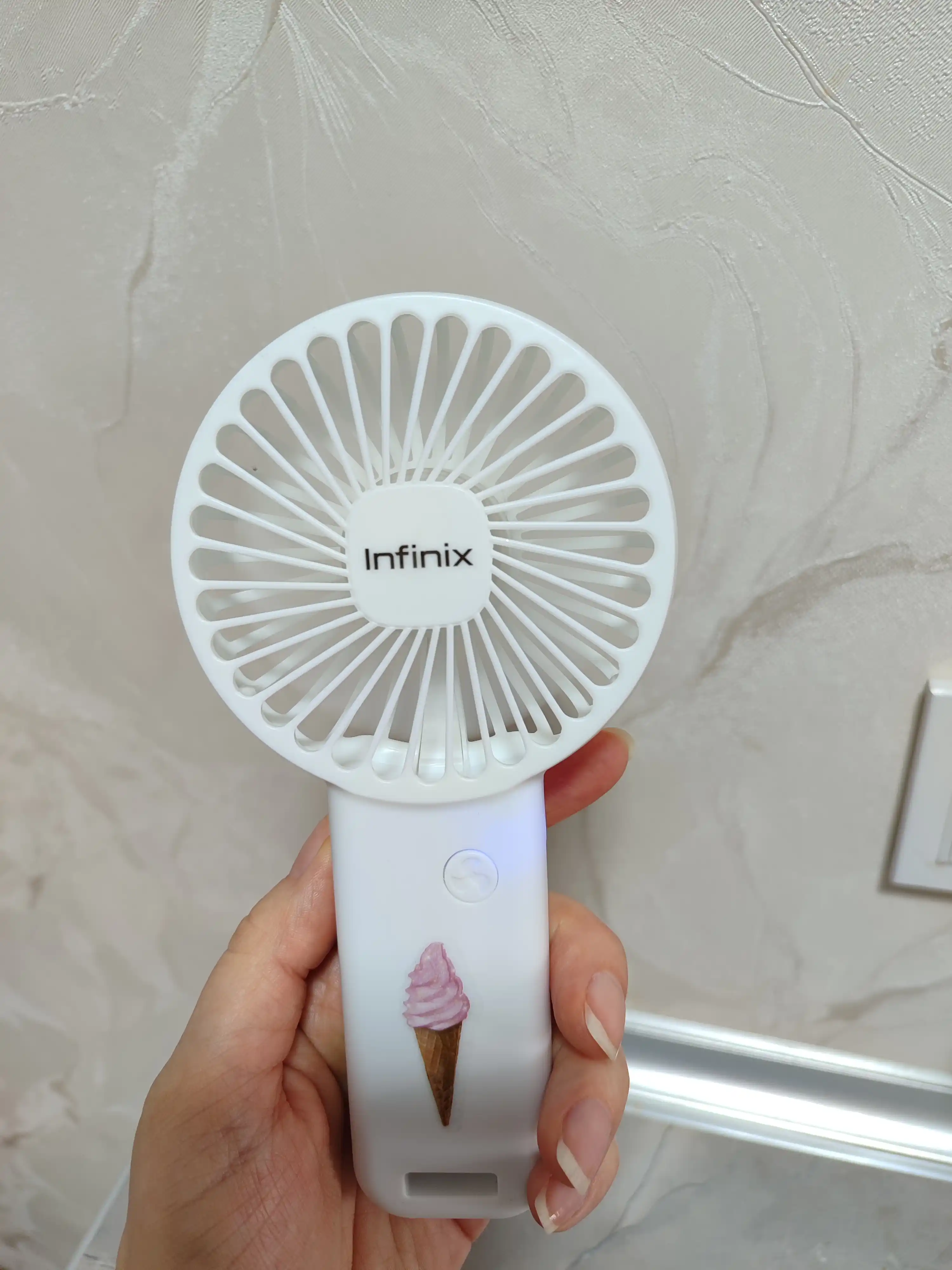 Universal mini ventilyator — qo‘l va stol uchun qulay USB portativ model