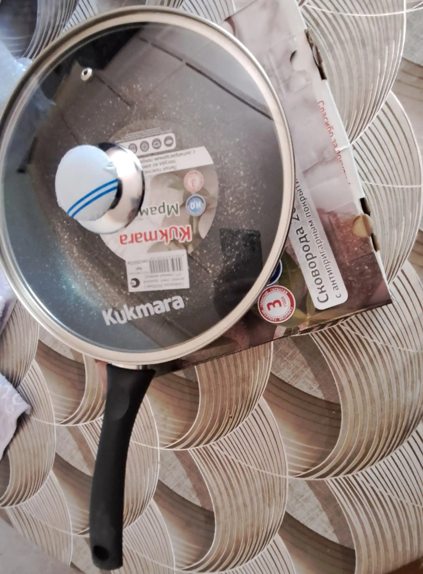 Tova Kukmara yopishmaydigan qoplamali, qora marmar tutqich va shisha qopqoq bilan