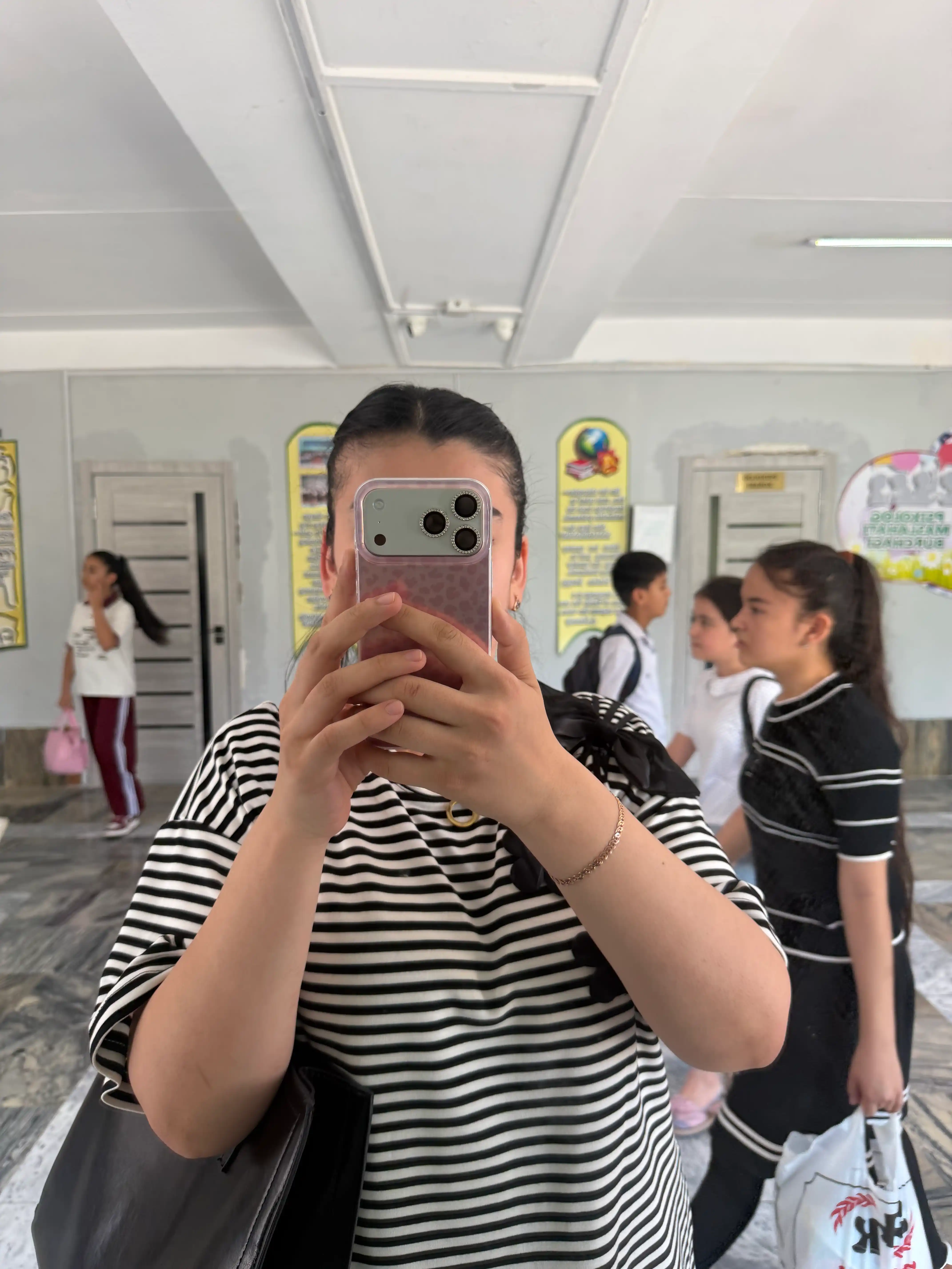 IPhone 17 Pro / 17 Pro Max uchun zamonaviy g‘ilof