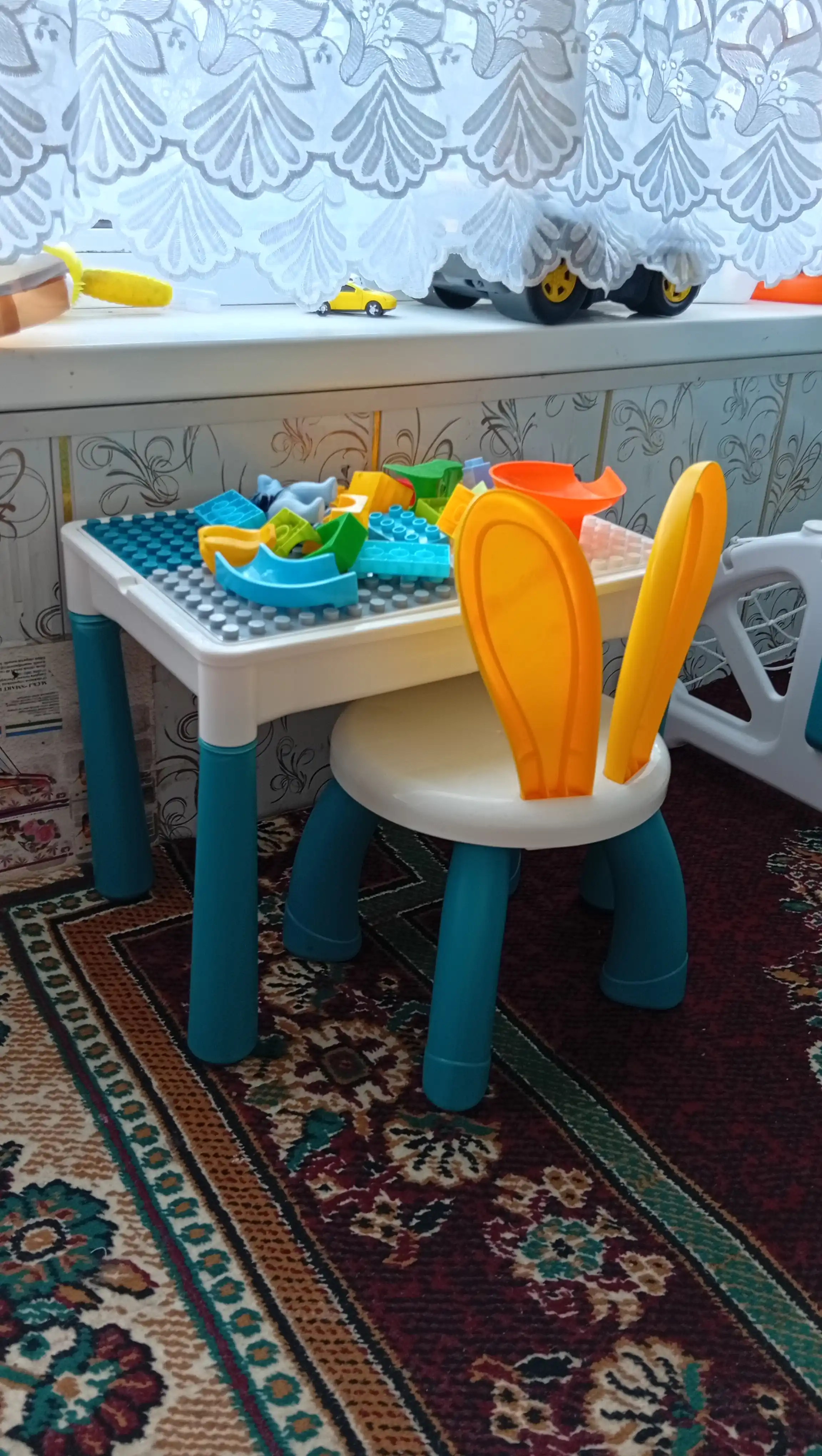 Bolalar stoli va stul, to‘plamda lego kubiklari bilan