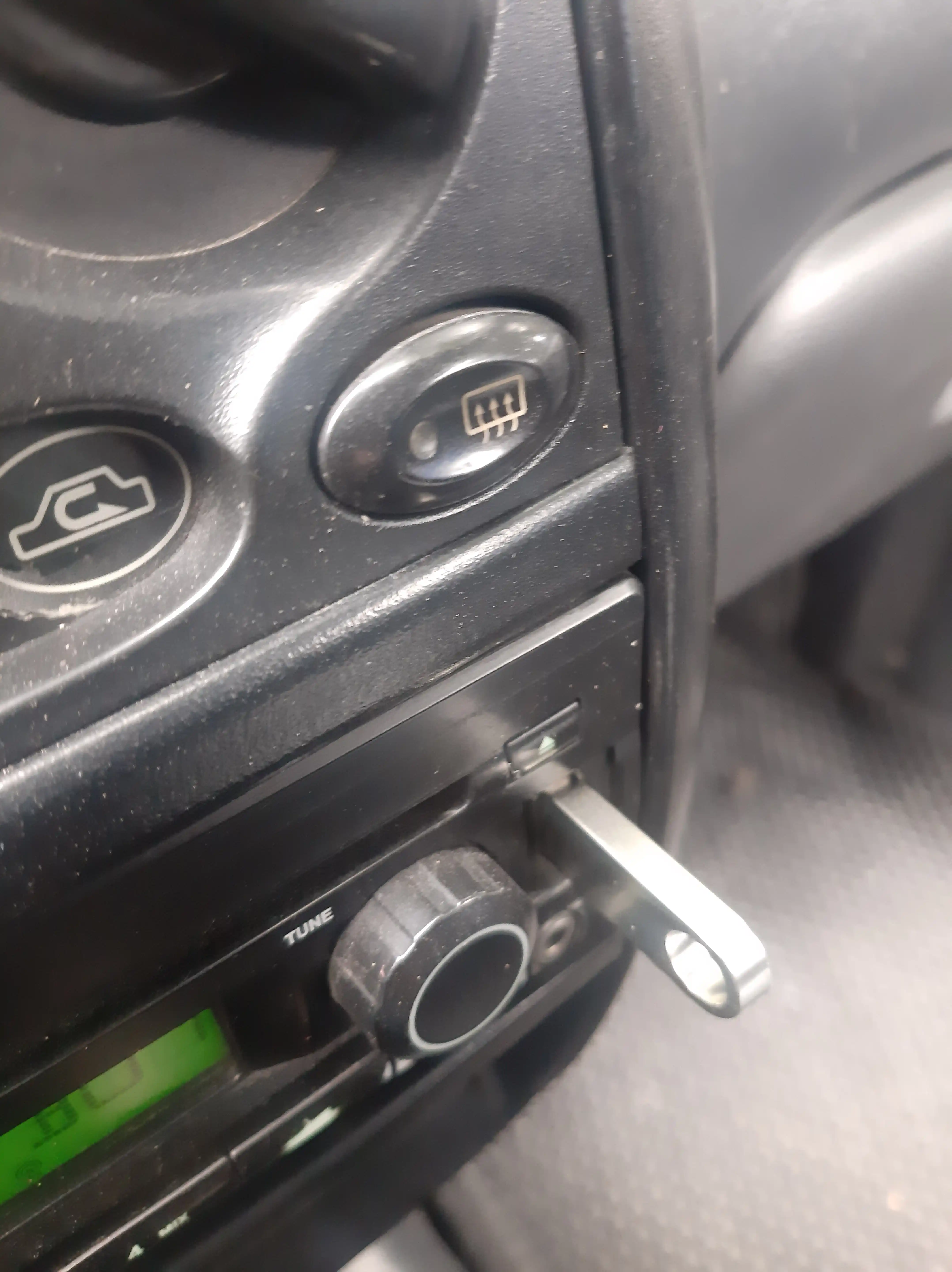 Bluetooth USB adapter — kolonka va mashina magnitolasiga telefonni simsiz ulash uchun