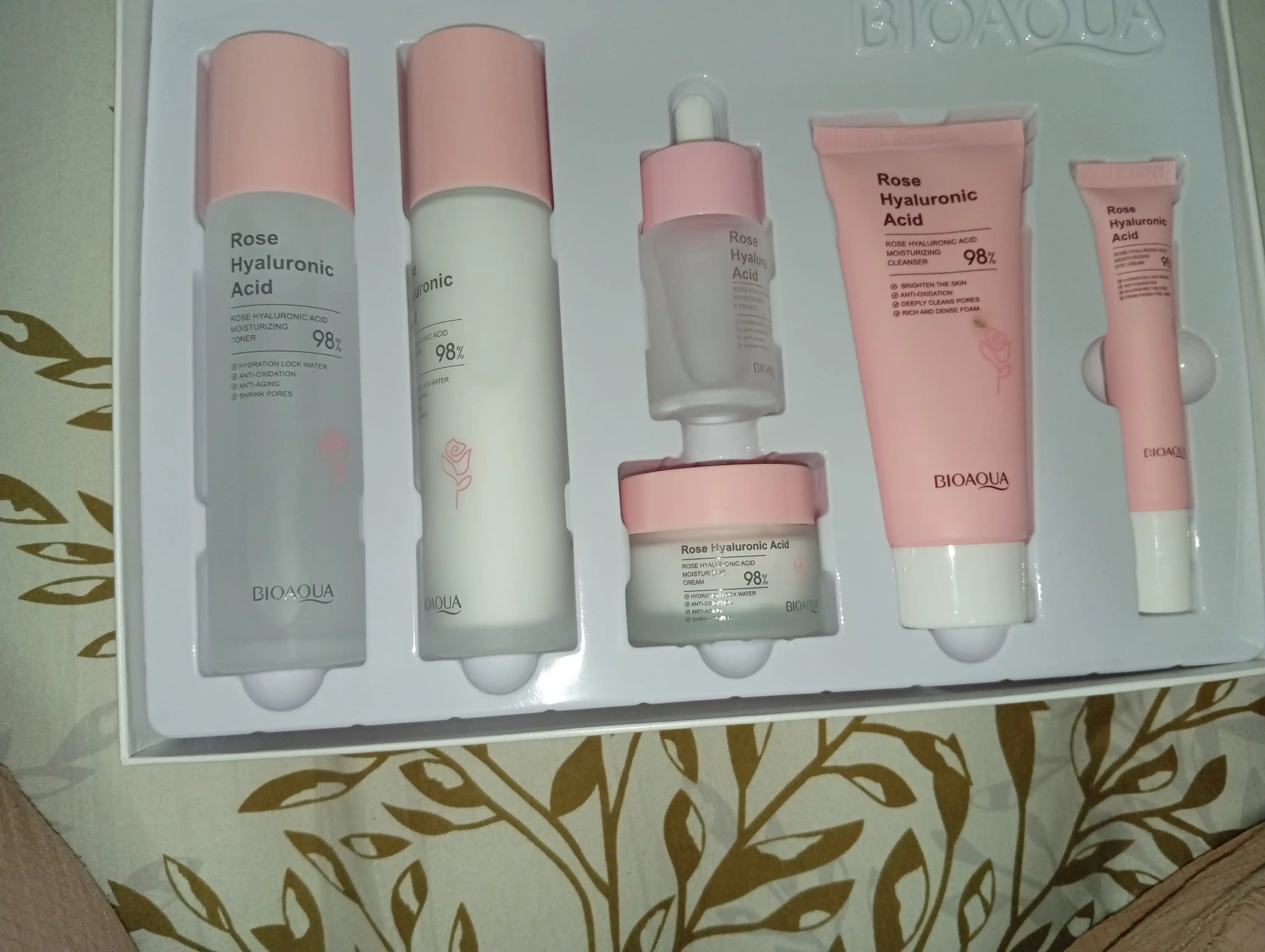 Gialuron kislotali, terini yoshartirish uchun BIOAQUA kosmetik sovg‘a to‘plami