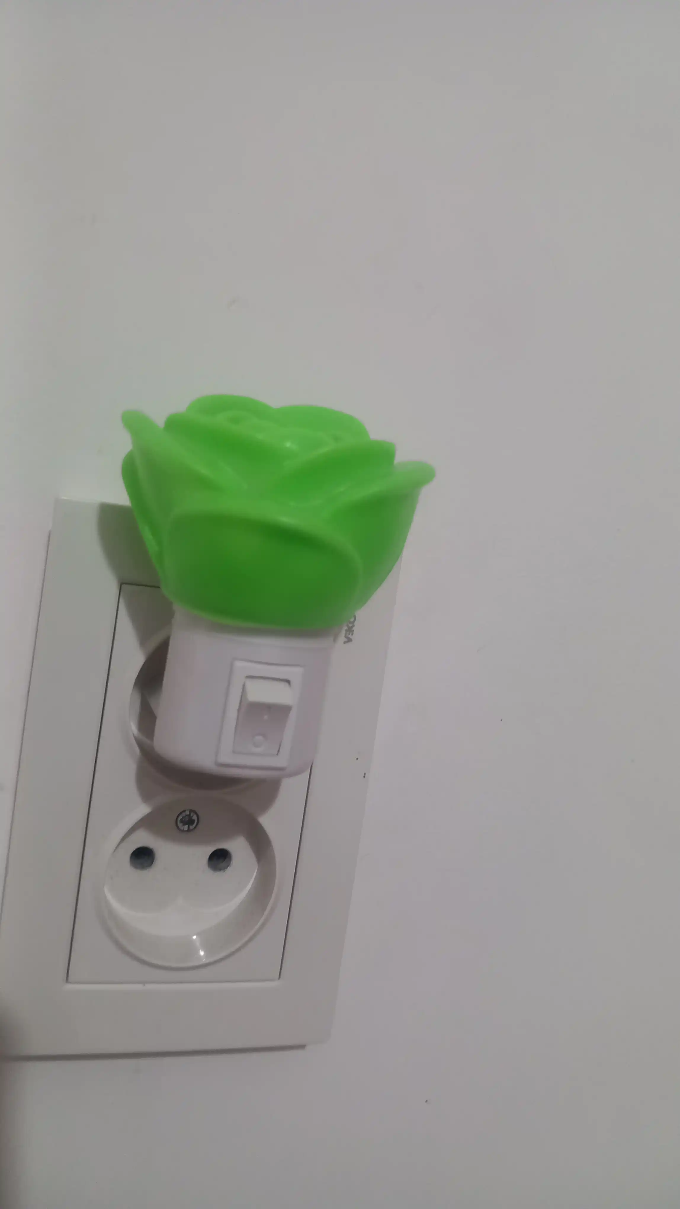 LED nochnik bolalar xonasi uchun zor tanlov. Yumshoq va ko‘zga yoqimli yorug‘lik beradi