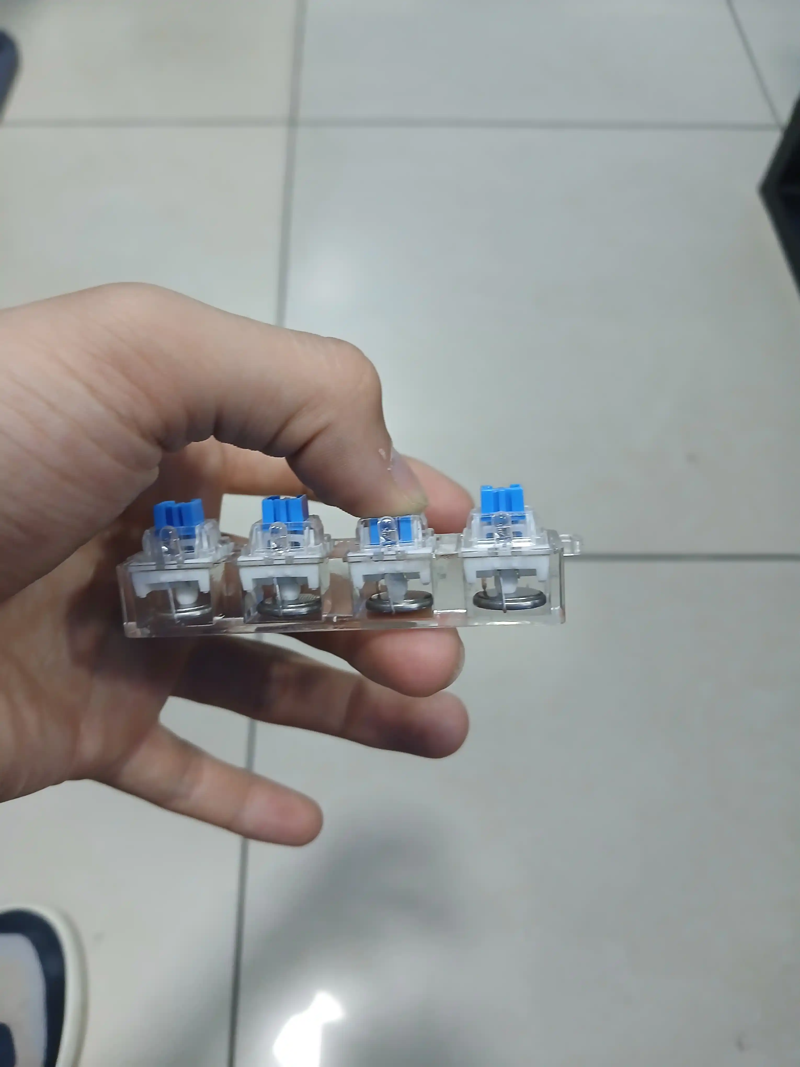 Keycap, Stressga qarshi brelok tugmasi, brelok klaviaturasi bosilganda yonadi va bosadi