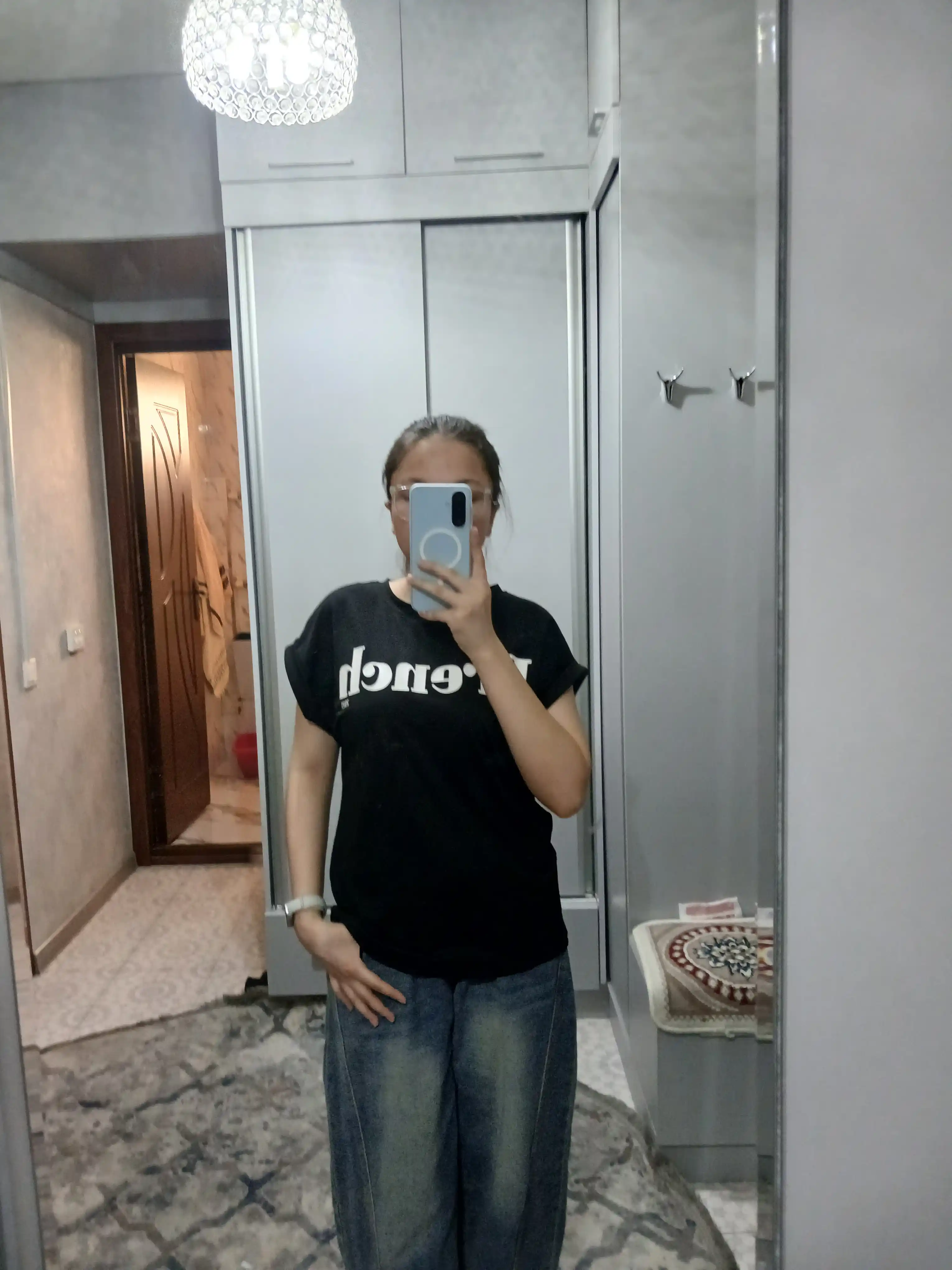 Katta o'lchamli oq va qora naqshli futbolka, katta o'lchamli futbolka, oddiy ko'cha kiyimi