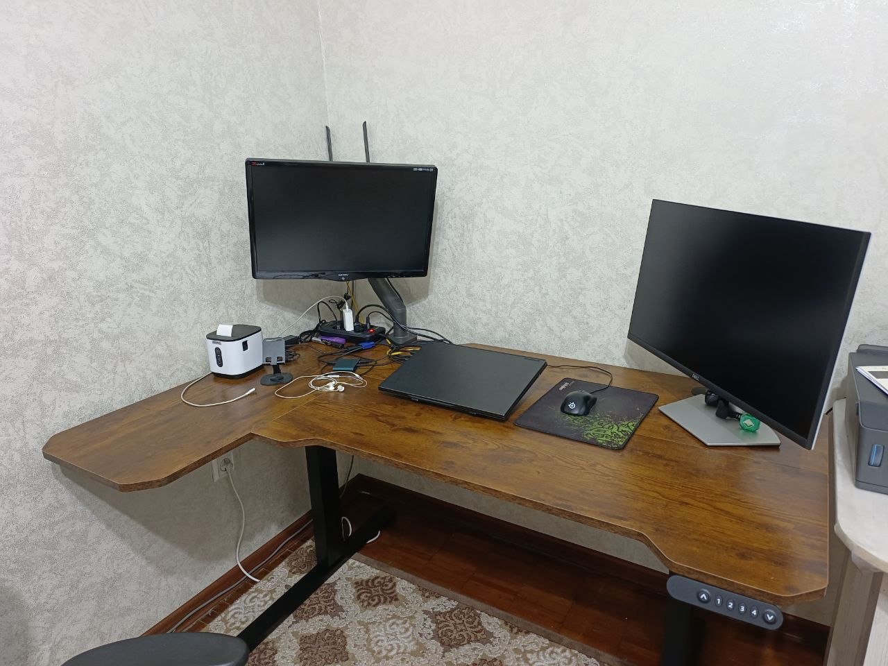 Elektr balandligi sozlanishi kompyuter stoli, 150 × 78 sm