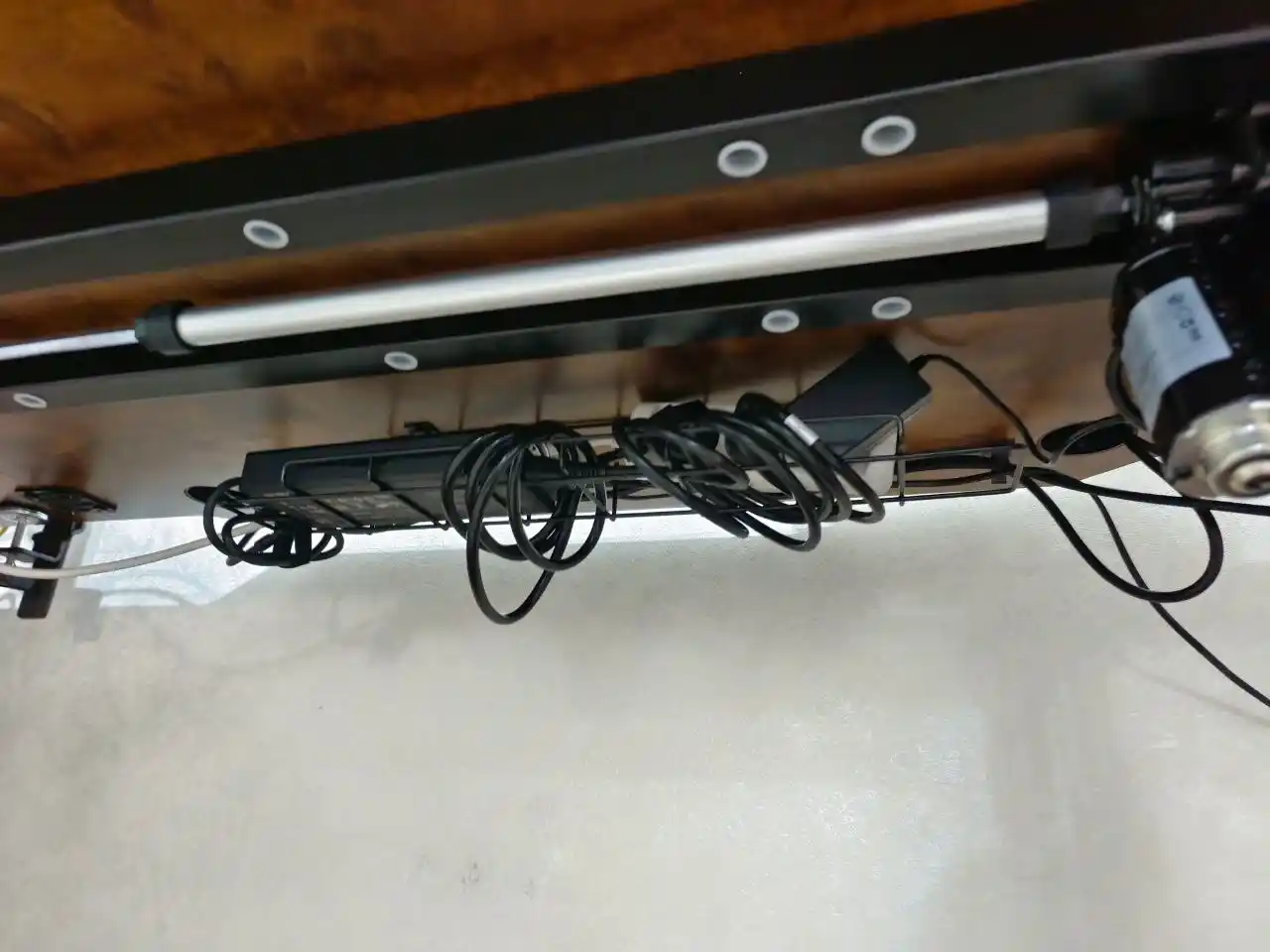 Elektr balandligi sozlanishi kompyuter stoli, 150 × 78 sm