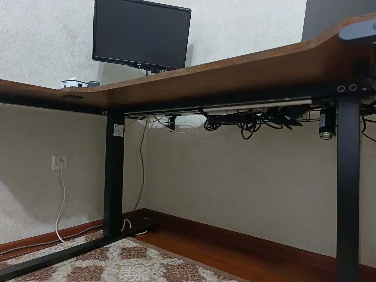 Elektr balandligi sozlanishi kompyuter stoli, 150 × 78 sm