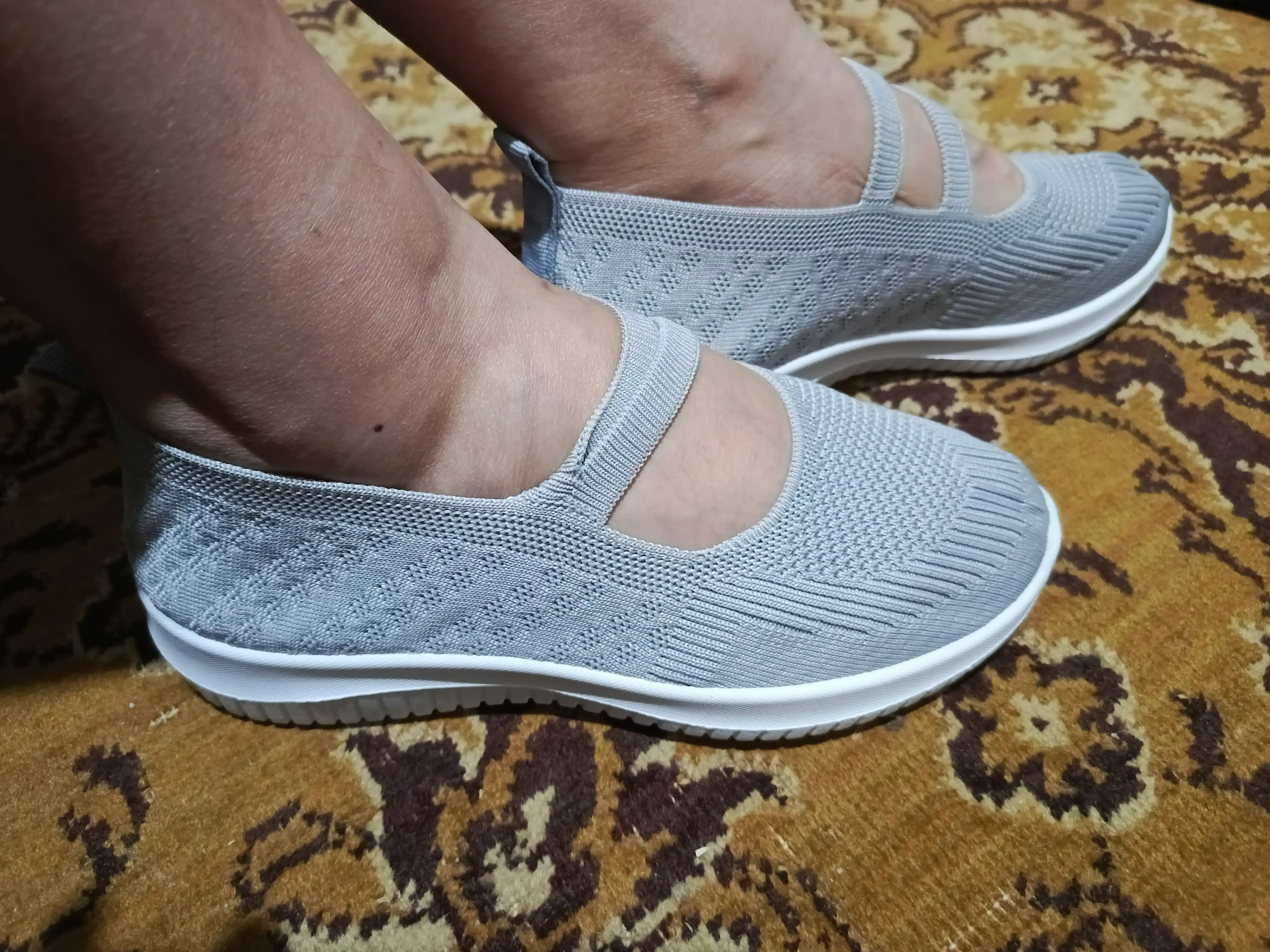 Sliponlar ayollar uchun yozgi, yengil havo o'tkavuvchan, o'lchamlari 36-42