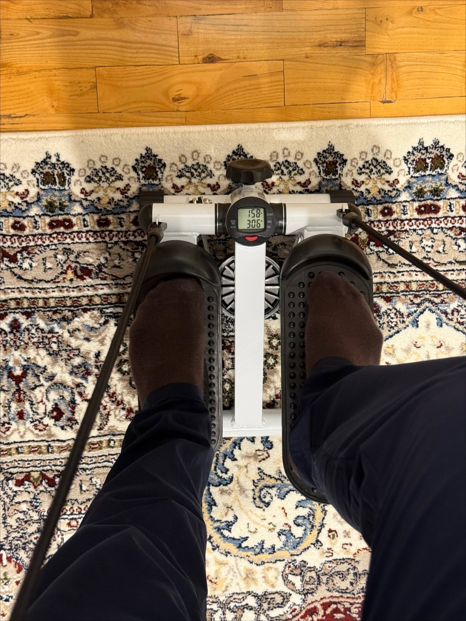 Stepper trenajor – oyoq, son, bel va press mushaklari uchun, espanderli