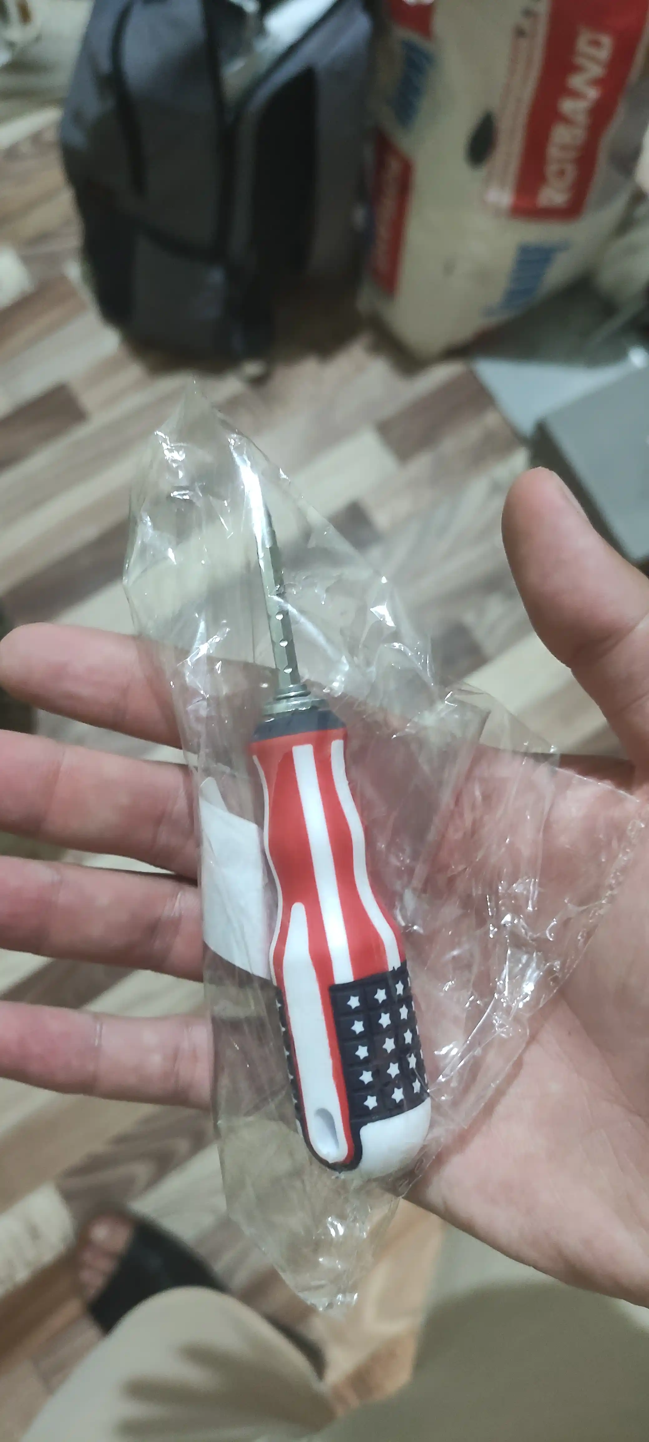Amerika bayrog‘i uslubidagi magnitli qo‘lda ishlatiladigan ikki tomonlama otvyortka