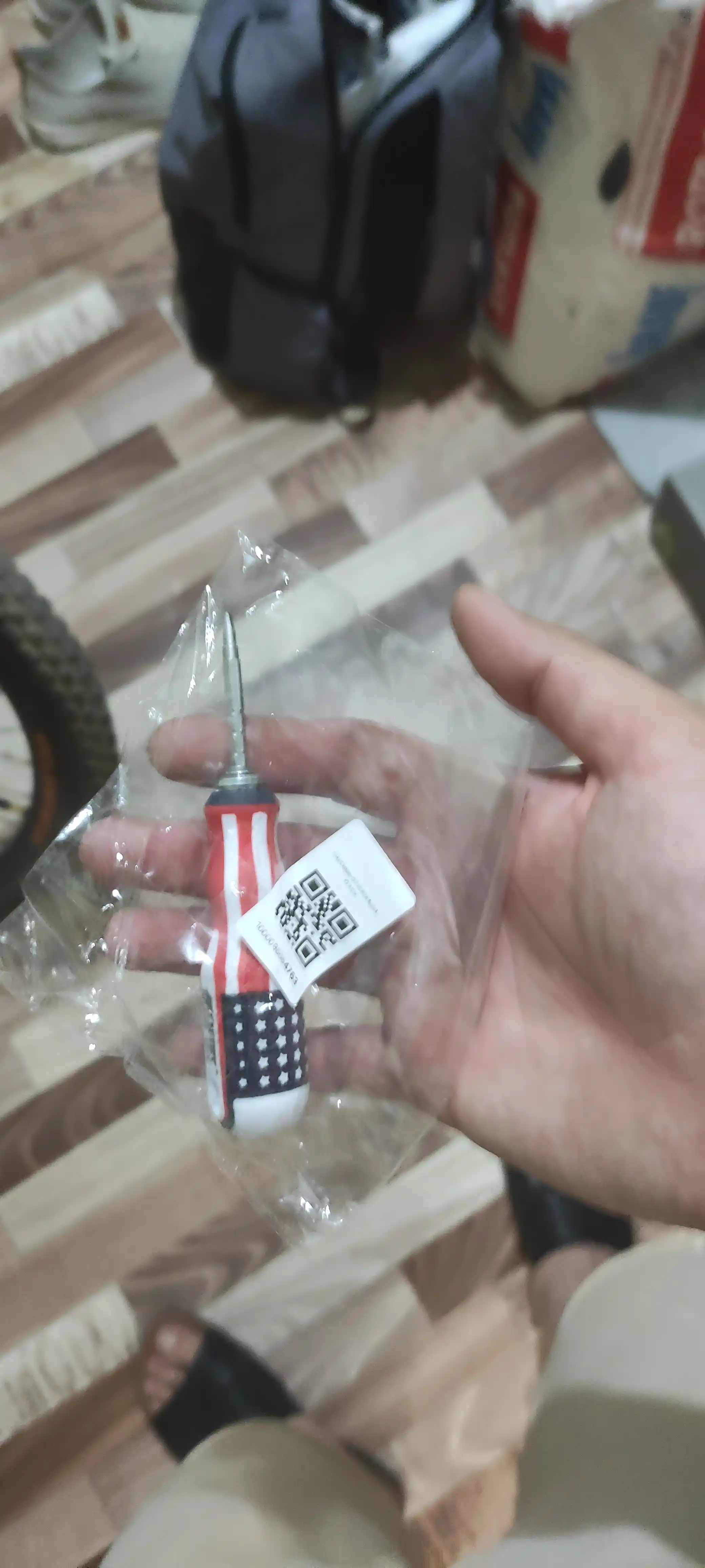 Amerika bayrog‘i uslubidagi magnitli qo‘lda ishlatiladigan ikki tomonlama otvyortka