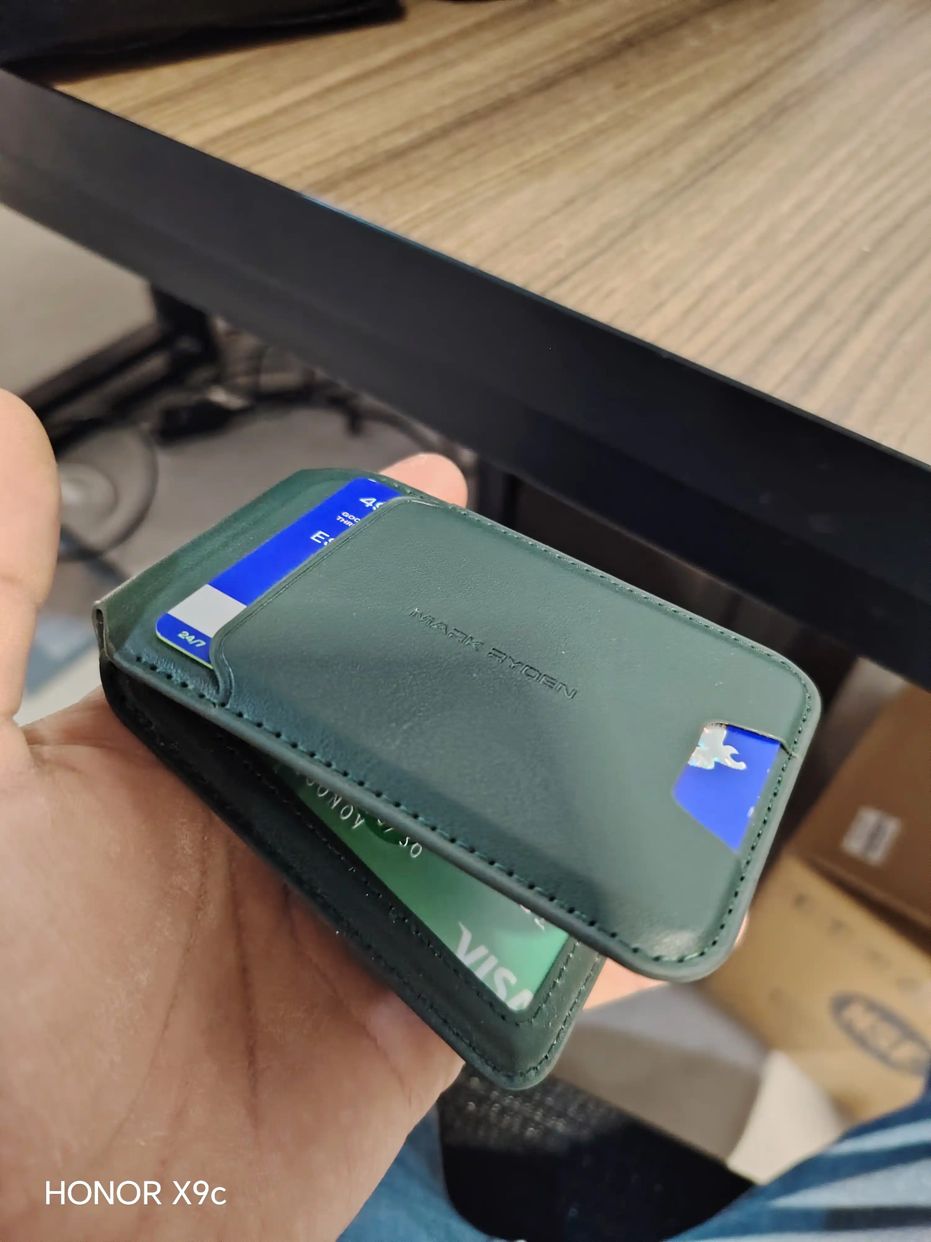 Кардхолдер Mark Ryden MR21 MagSafe для iPhone с RFID защитой