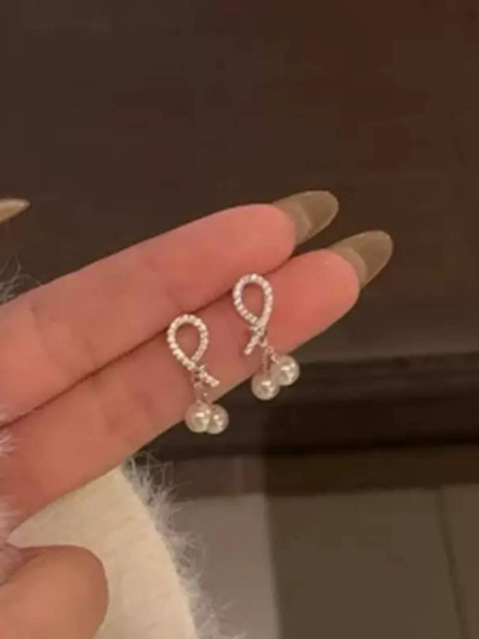 Kumush rangli, uzun zanjirli, kristalli sirg‘alar sovg‘a sifatida