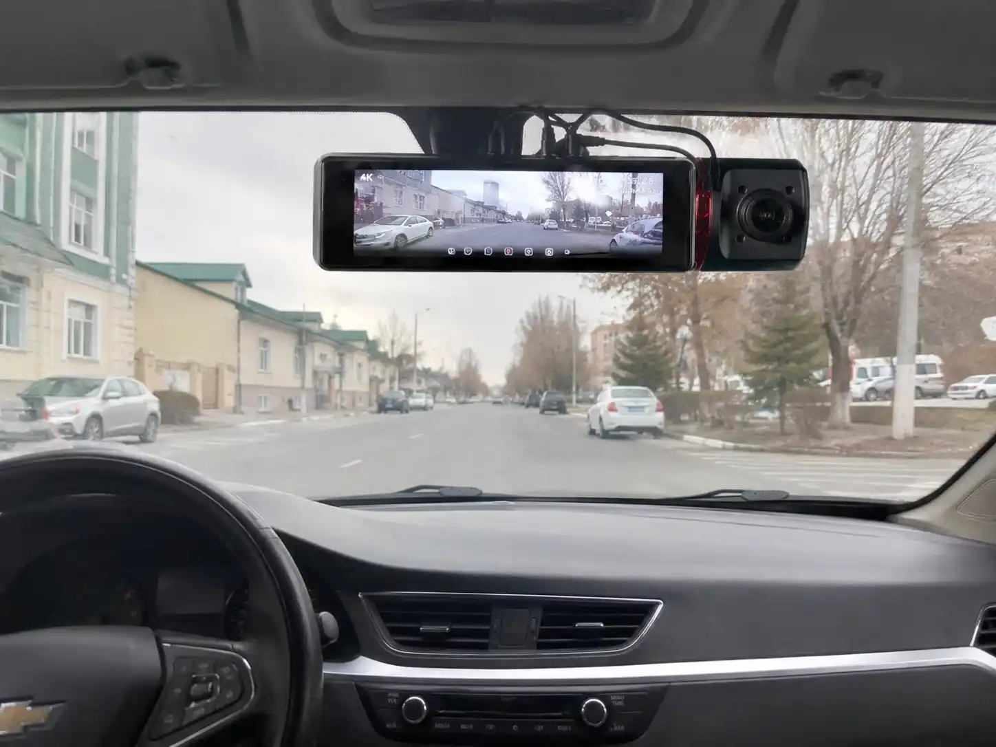 3 va 4 kamerali videoregistrator, G-sensor, zarba datchigi bilan jihozlangan